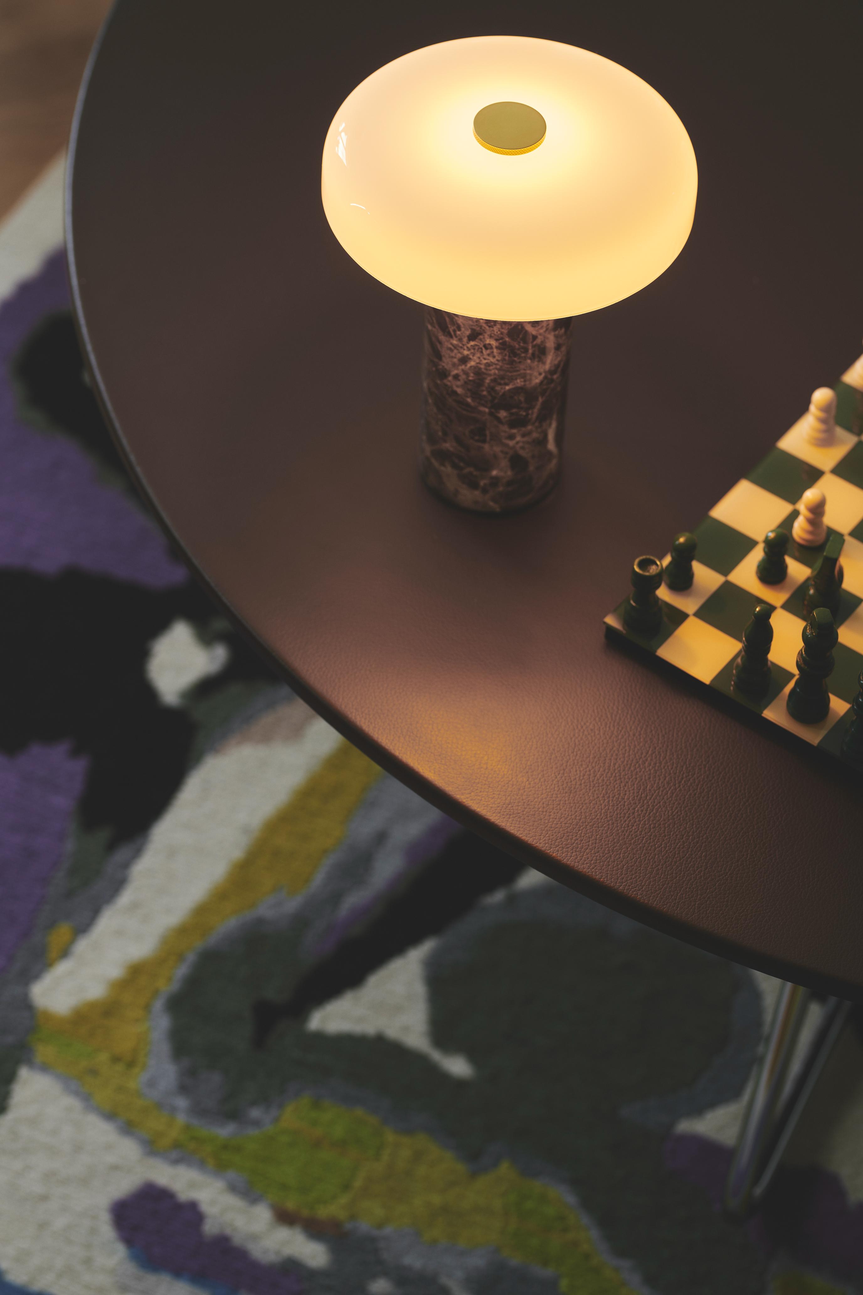 Tragbare Lampe TRIP brauner Marmor mit milchweißem Glas