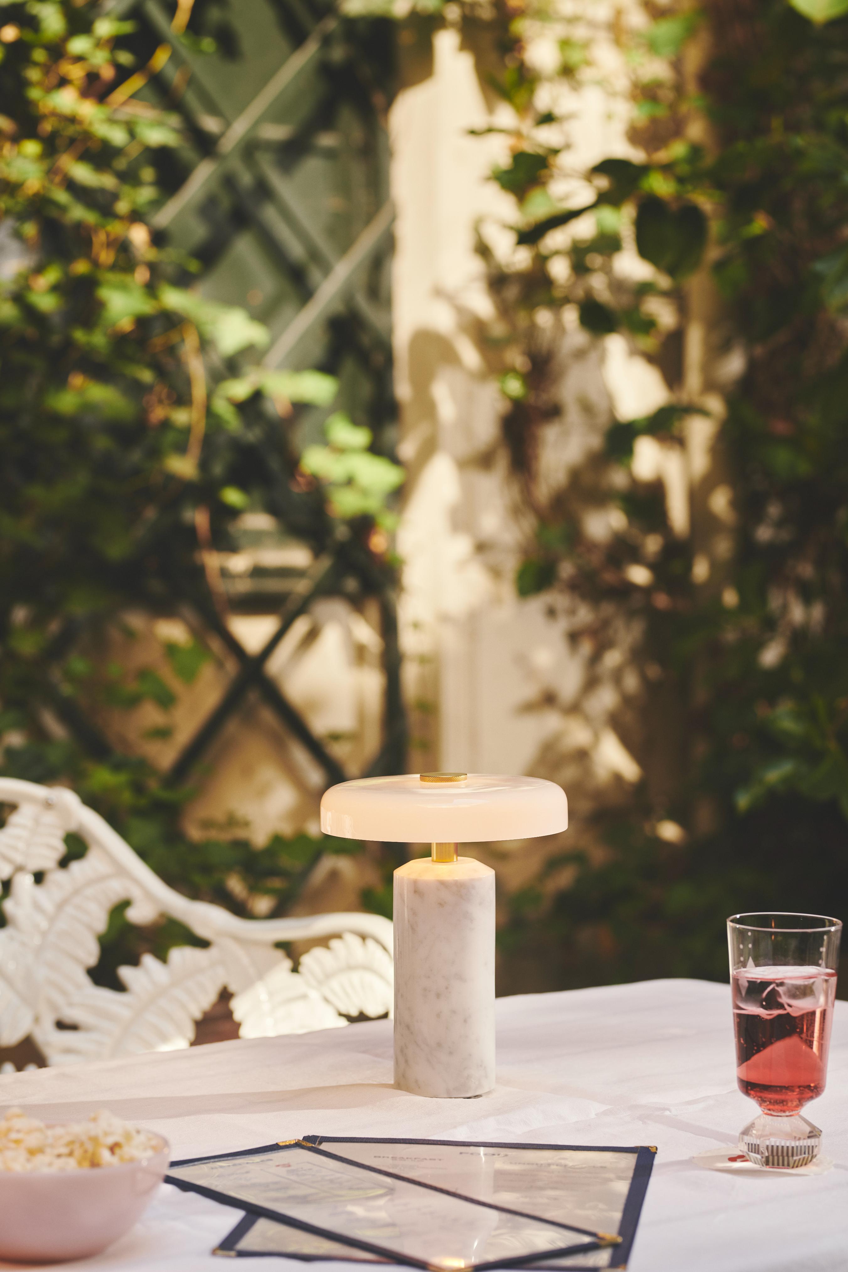 Tragbare Lampe TRIP weißer Marmor mit milchweißem Glas
