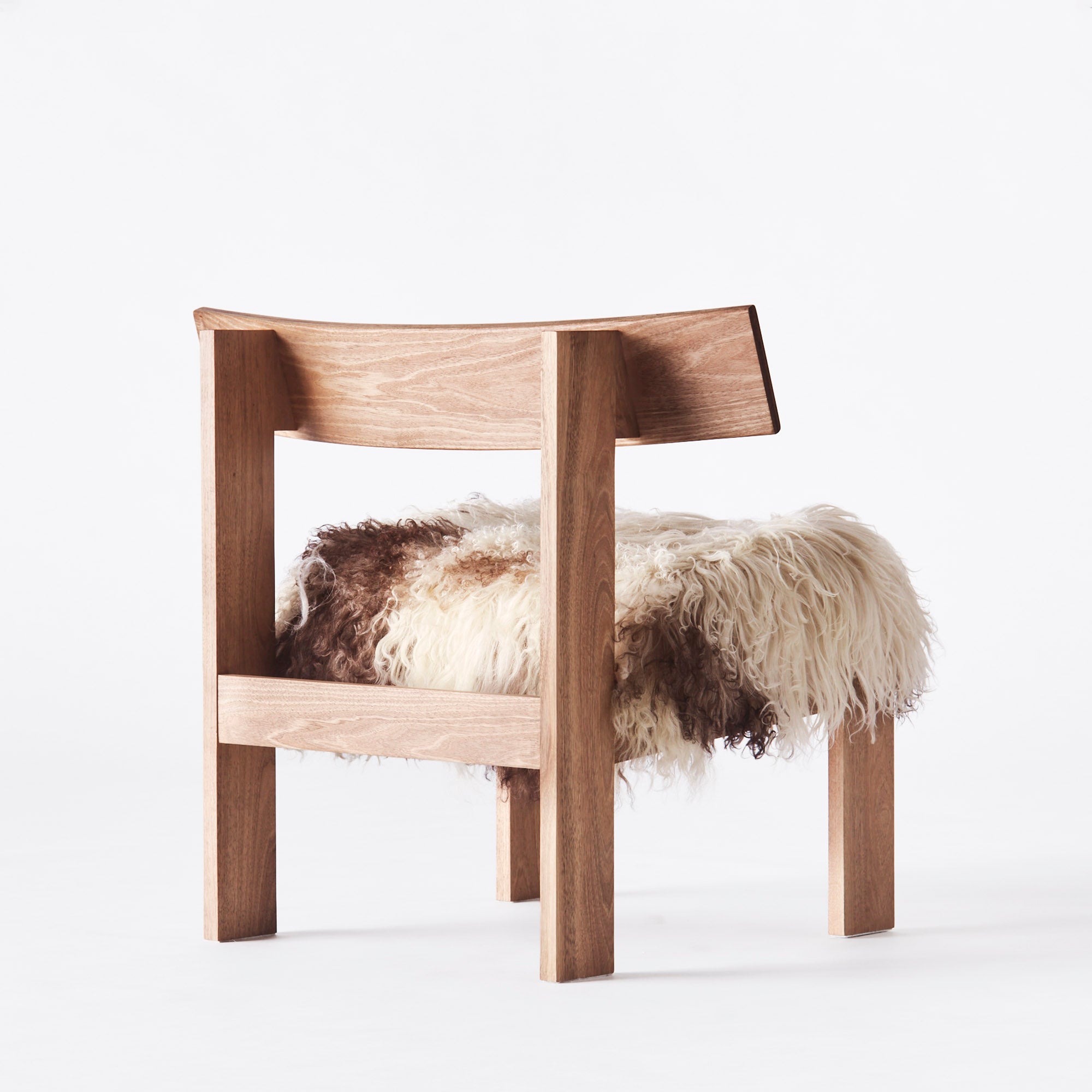 Sessel EASY aus Nussbaumholz und Schafsleder