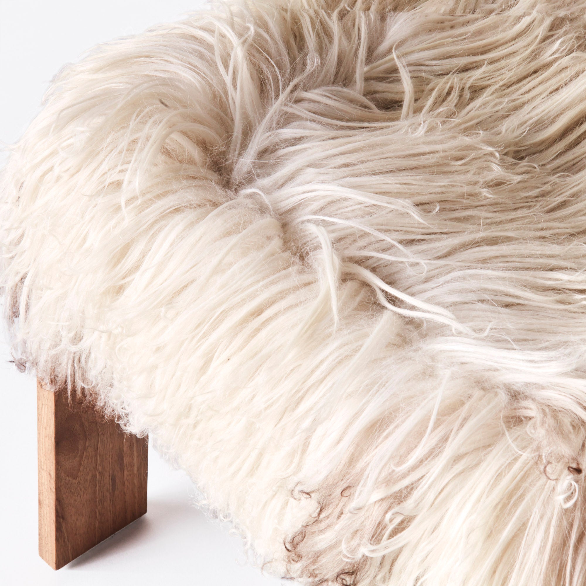Sessel EASY aus Nussbaumholz und Schafsleder