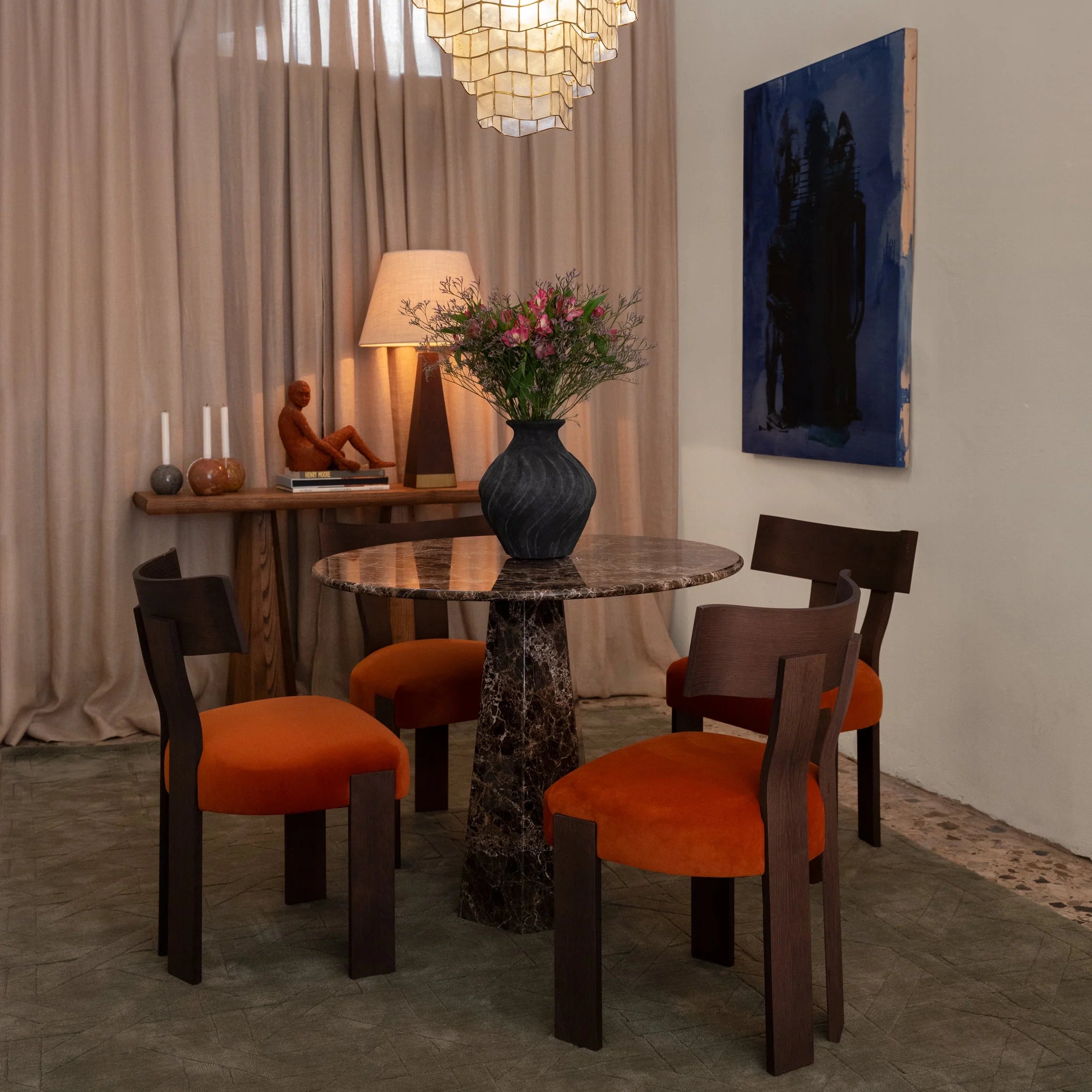 Stuhl ALBA orange mit dunklem Eichenfuß