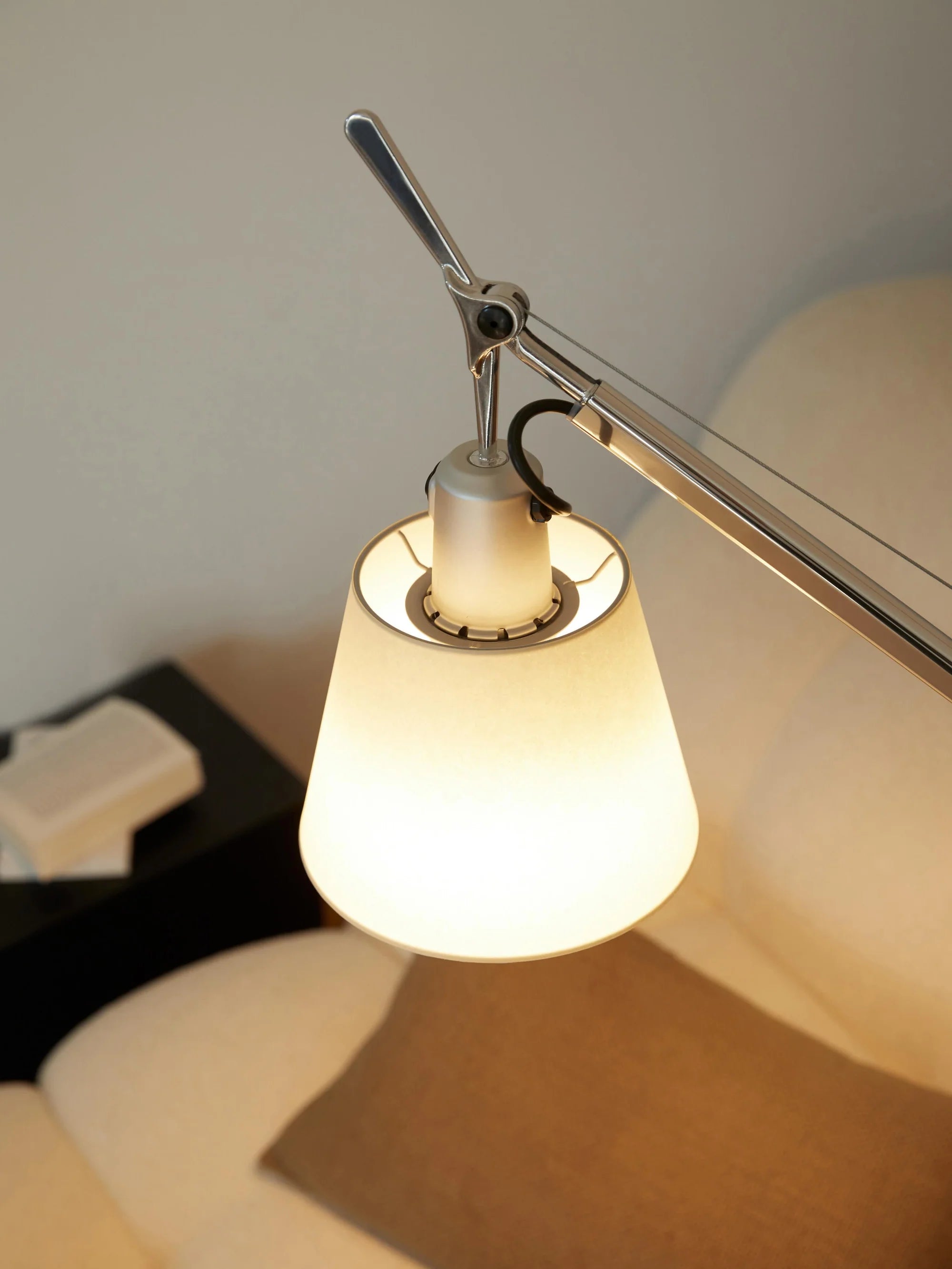 Stehlampe zum Lesen TOLOMEO BASCULANTE mit pergaminfarbener Schirm und silbernem Fuß
