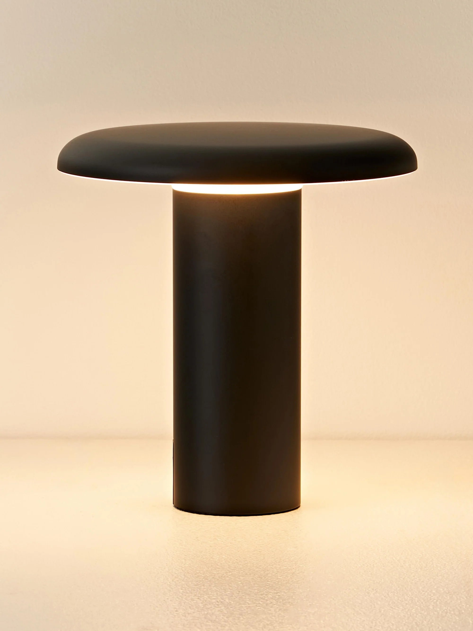 Tragbare Lampe TAKKU lackiert schwarz