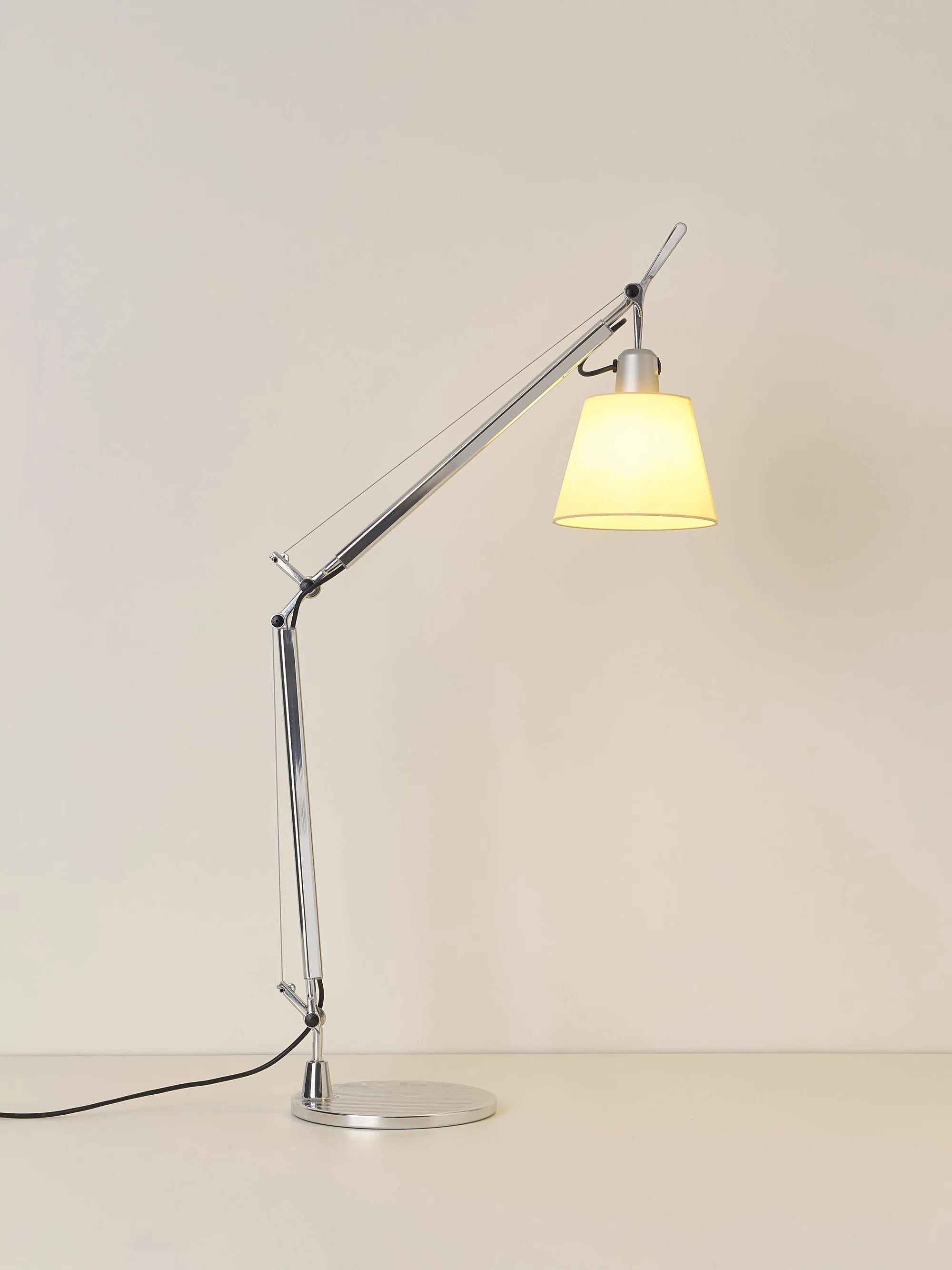 Verstellbare Schreibtischlampe TOLOMEO BASCULANTE mit pergamentfarbener Schirm und silbernem Fuß