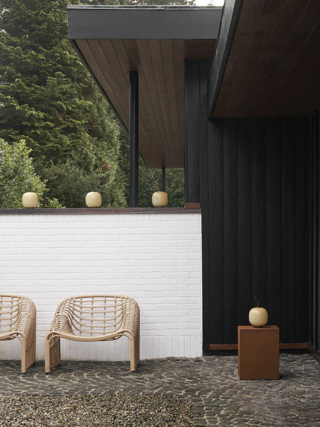 Tragbare Lampe VL 45 blassgelb mit schwarzem Sockel