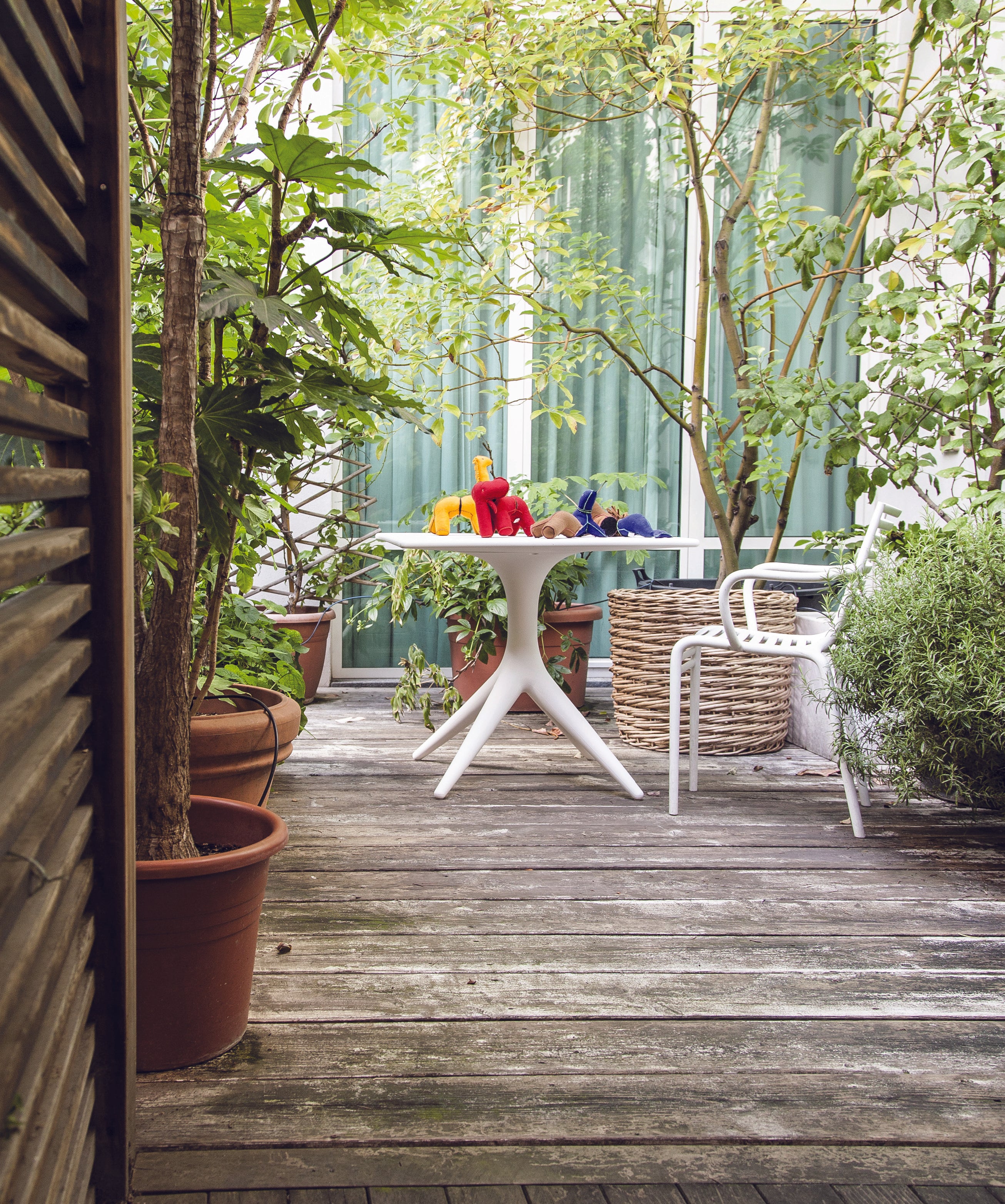 APP white garden table