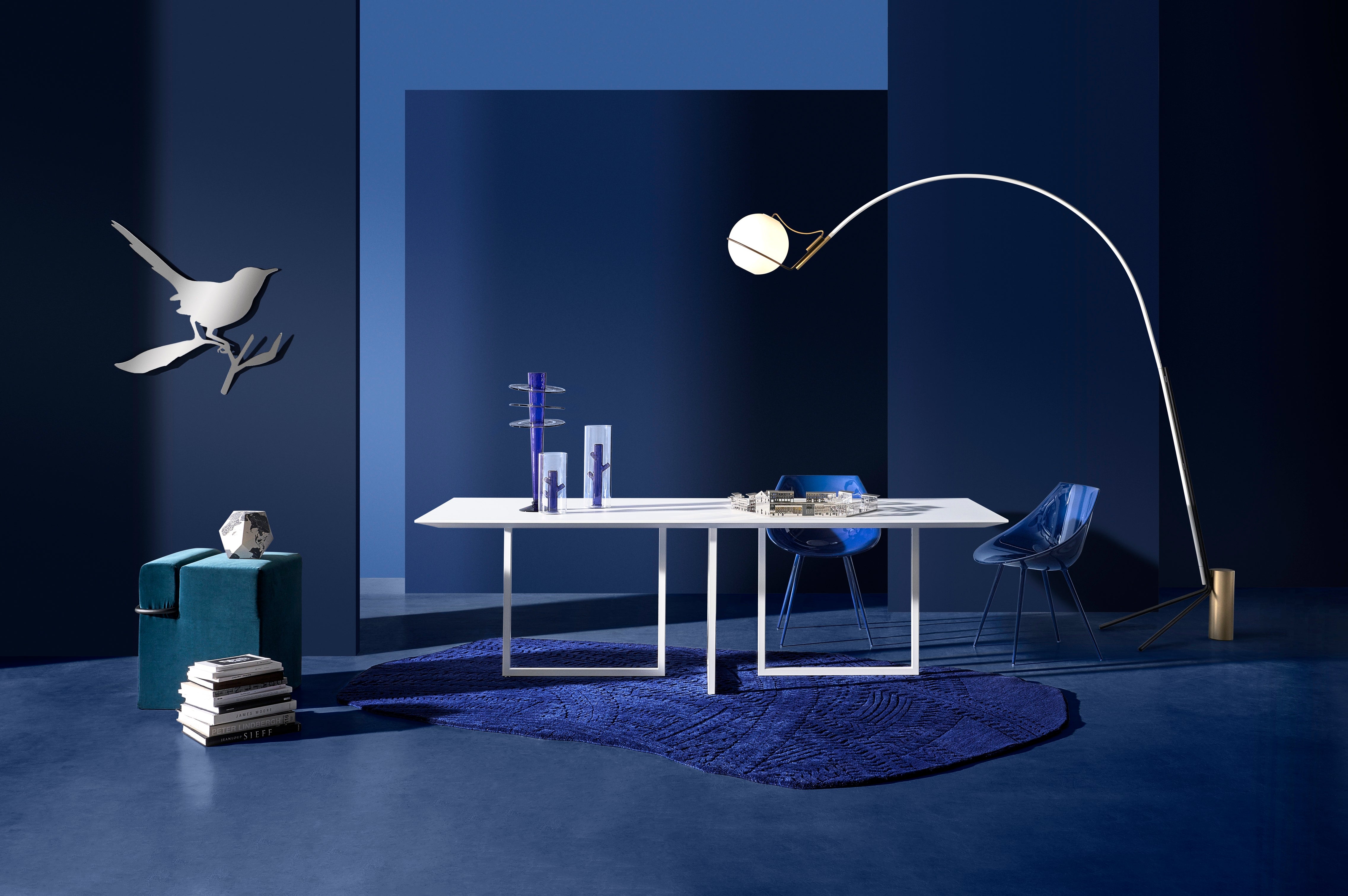 Gazelle Table Black Top mit einer roten Basis