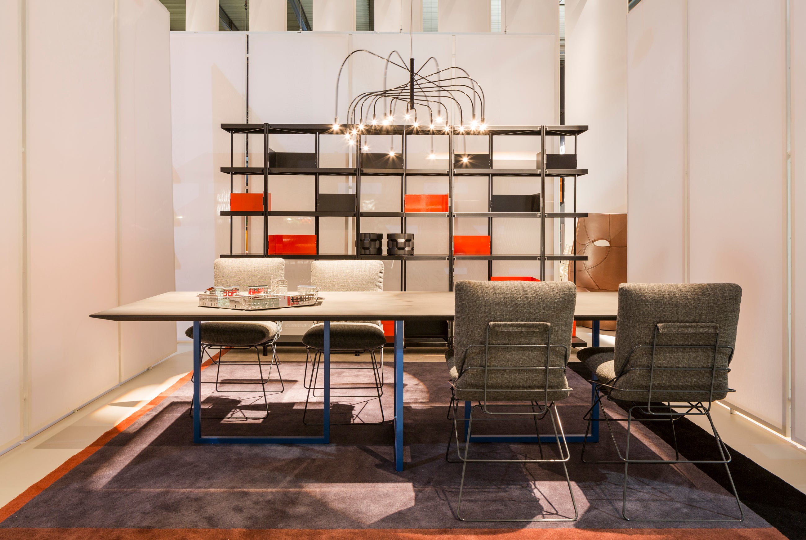 Gazelle Table Black Top mit einer roten Basis