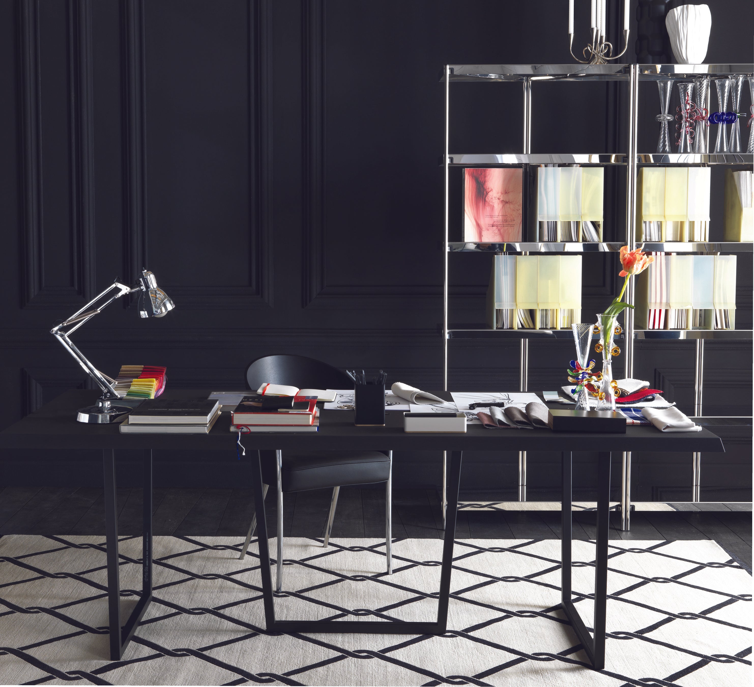 Gazelle Table Black Top mit einer roten Basis