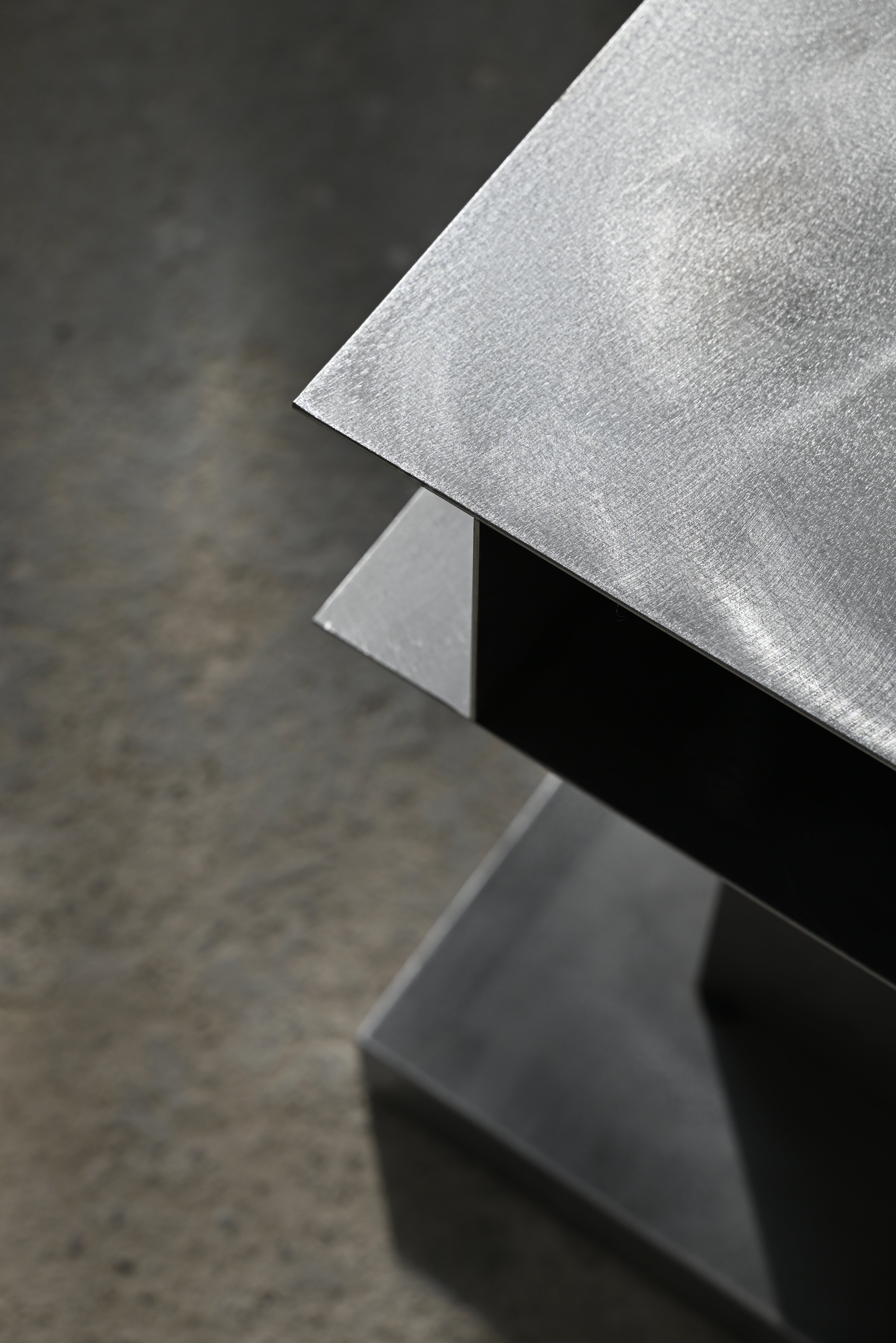 MUSTE Steel Side Table