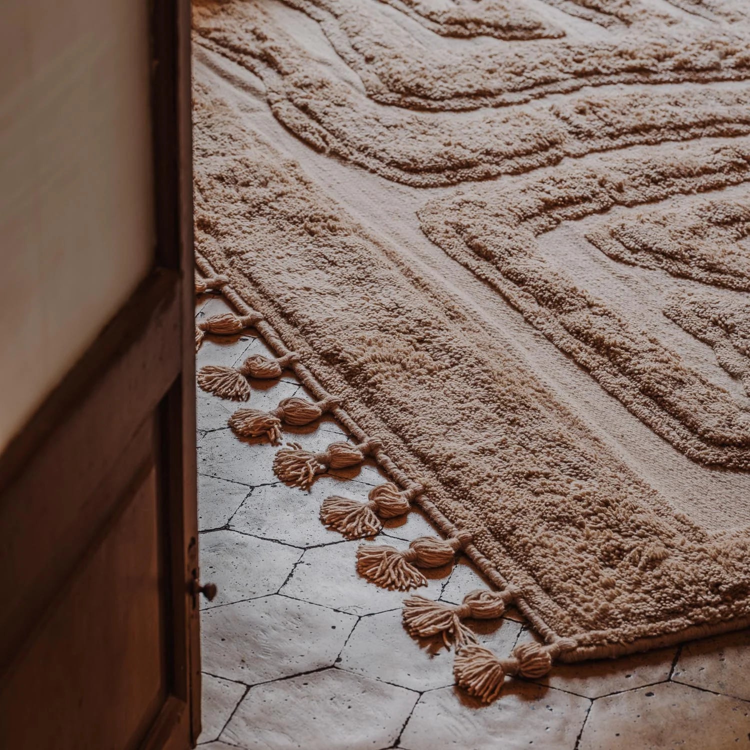 Wool rug BEATEN TRACK beige with fringes