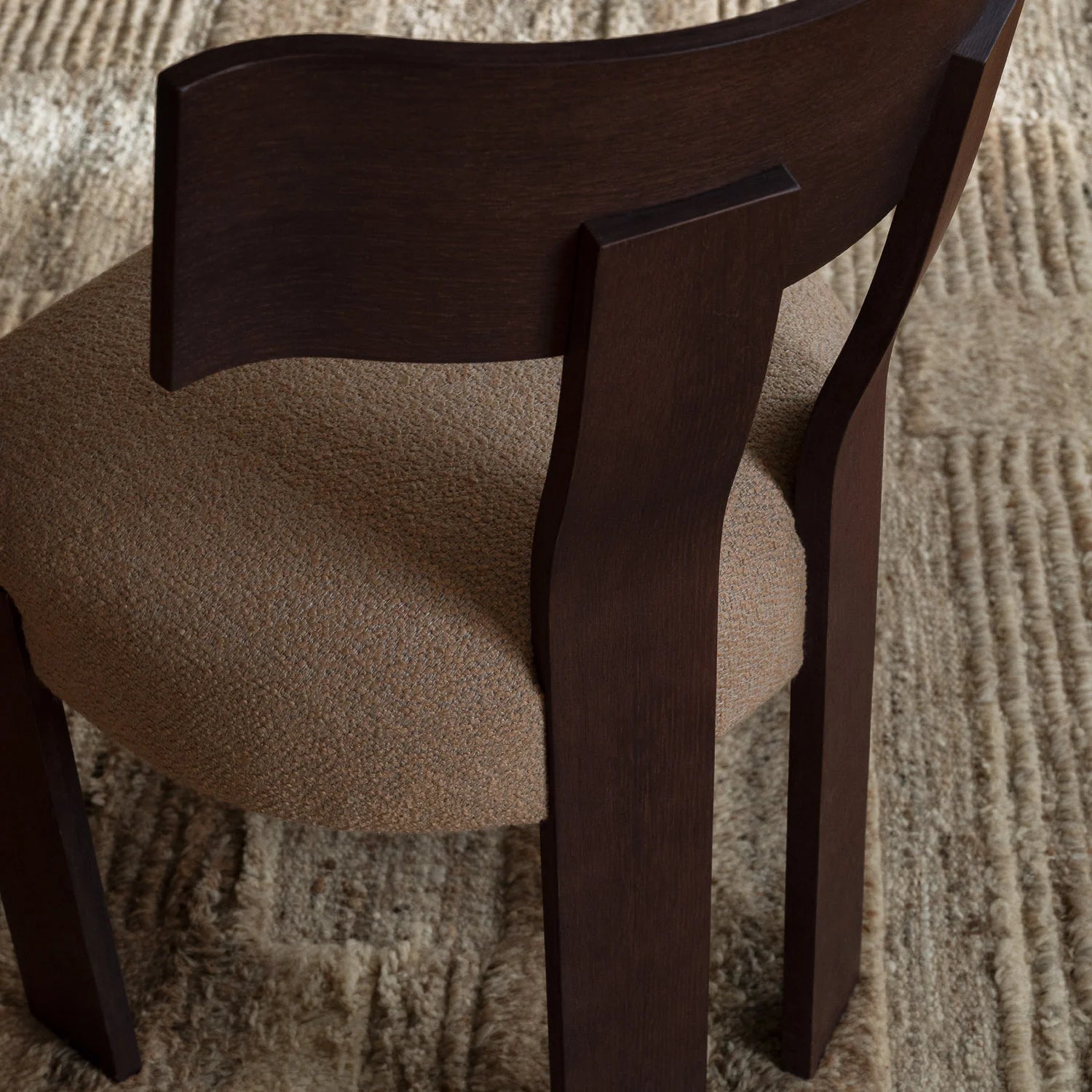 Stuhl ALBA beige mit dunklem Eichenfuß