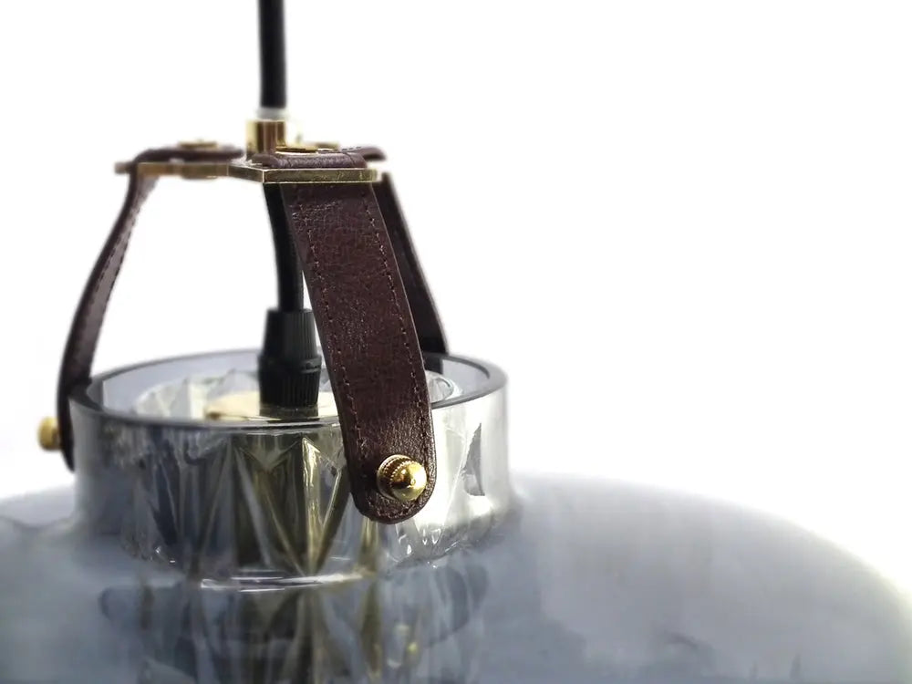 Lampa wisząca ADDICTED TO US dymione szkło z koniakową skórą – styl minimalistyczny