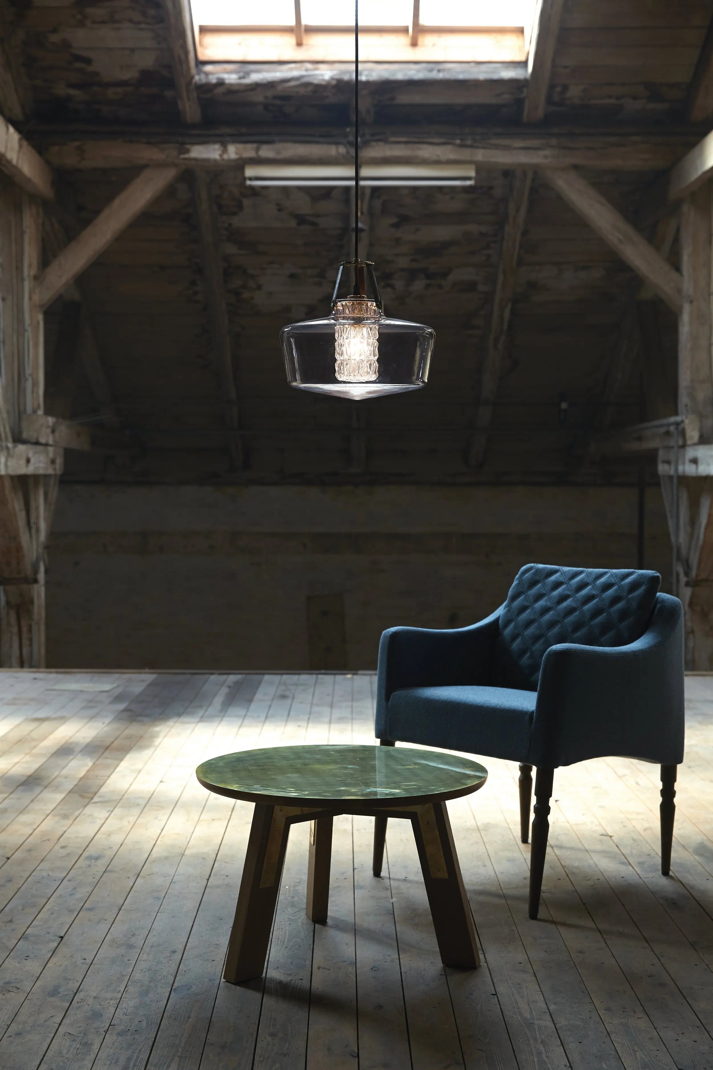 Lampa wisząca ADDICTED TO US dymione szkło z czarną skórą – skóra i metal