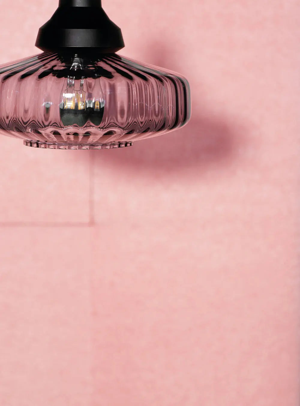 Lampa wisząca NEW WAVE OPTIC dymione szkło z czarnym wykończeniem, marka Design By Us