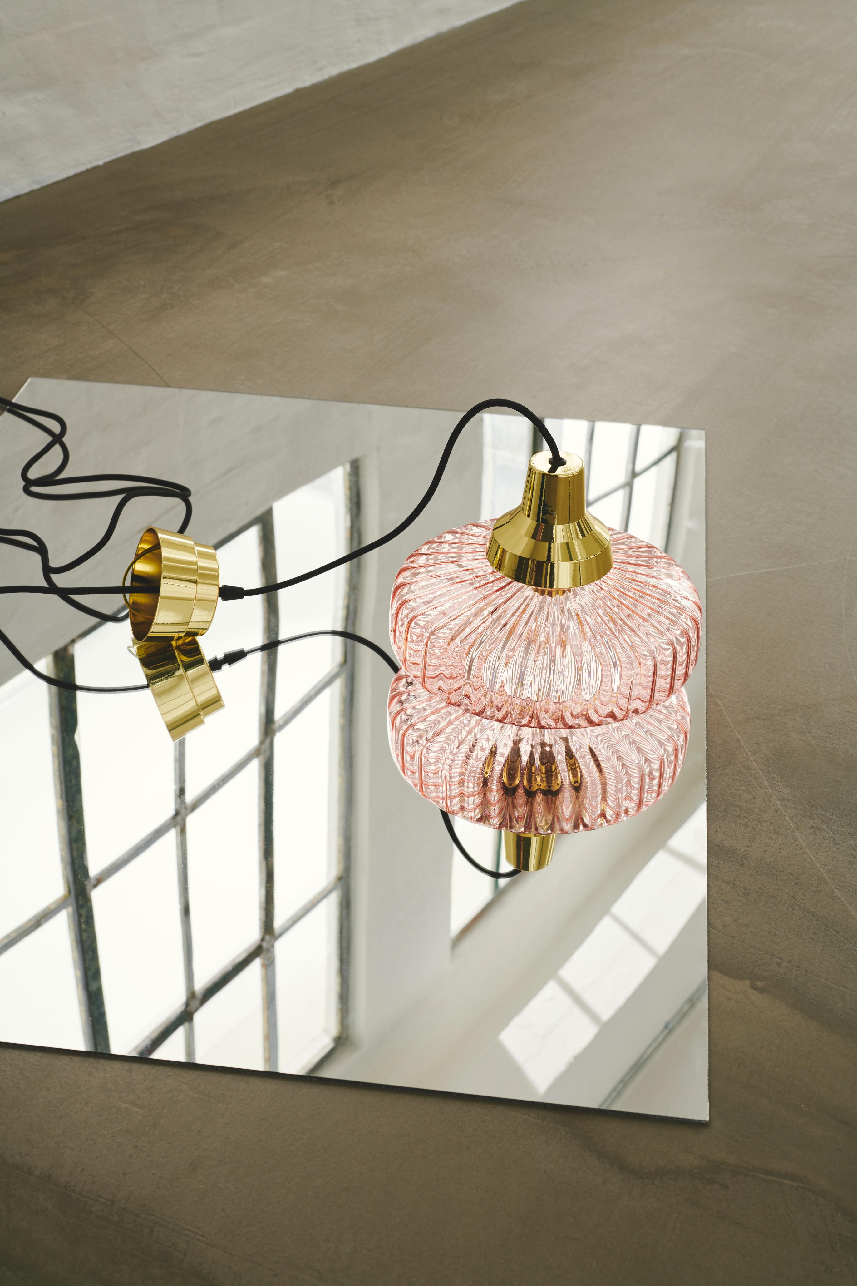 Pendelleuchte NEW WAVE OPTIC rosa Glas mit goldener Veredelung
