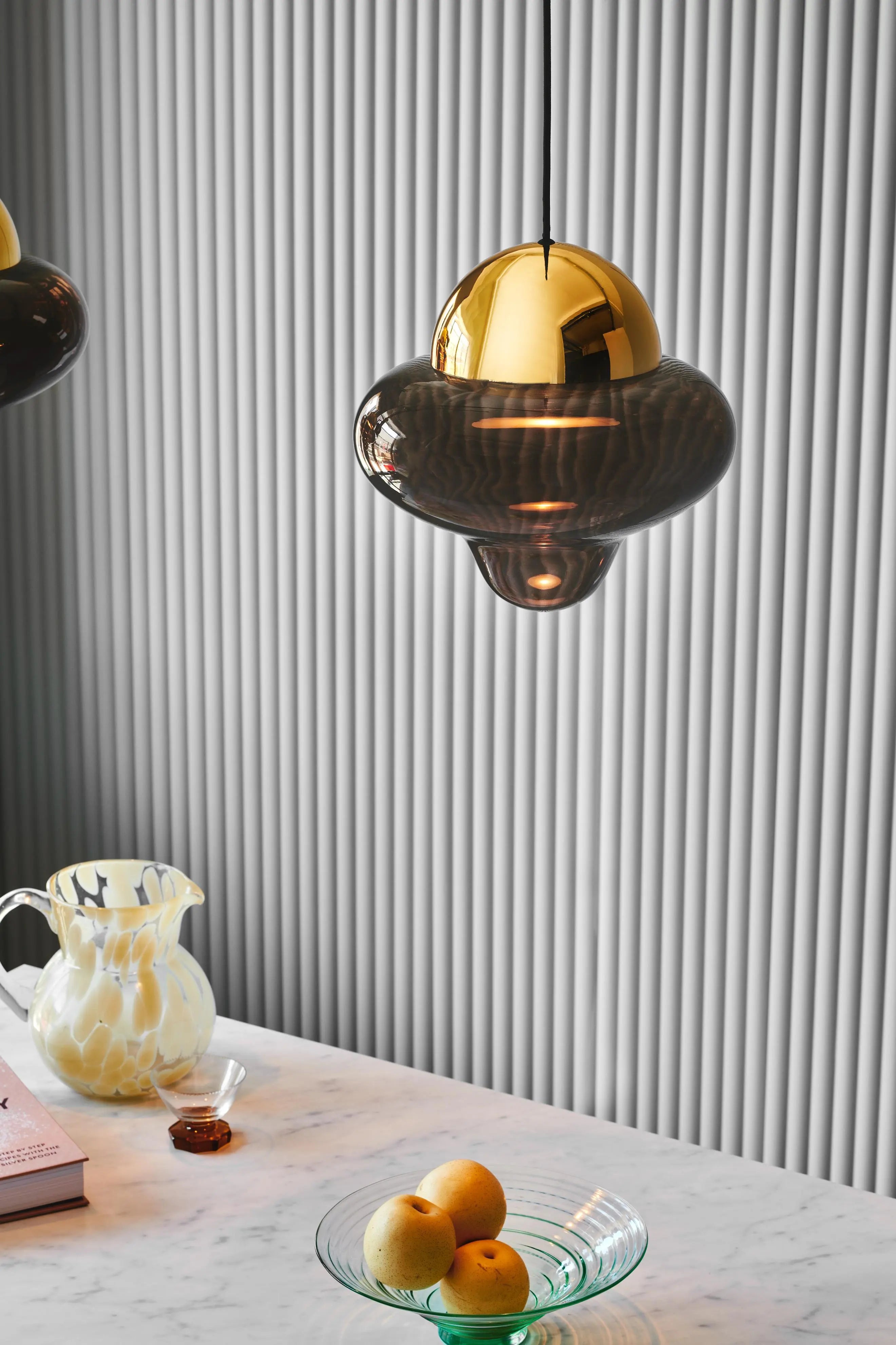 Lampa wisząca NUTTY szkło dymione ze złotym wykończeniem – styl skandynawski