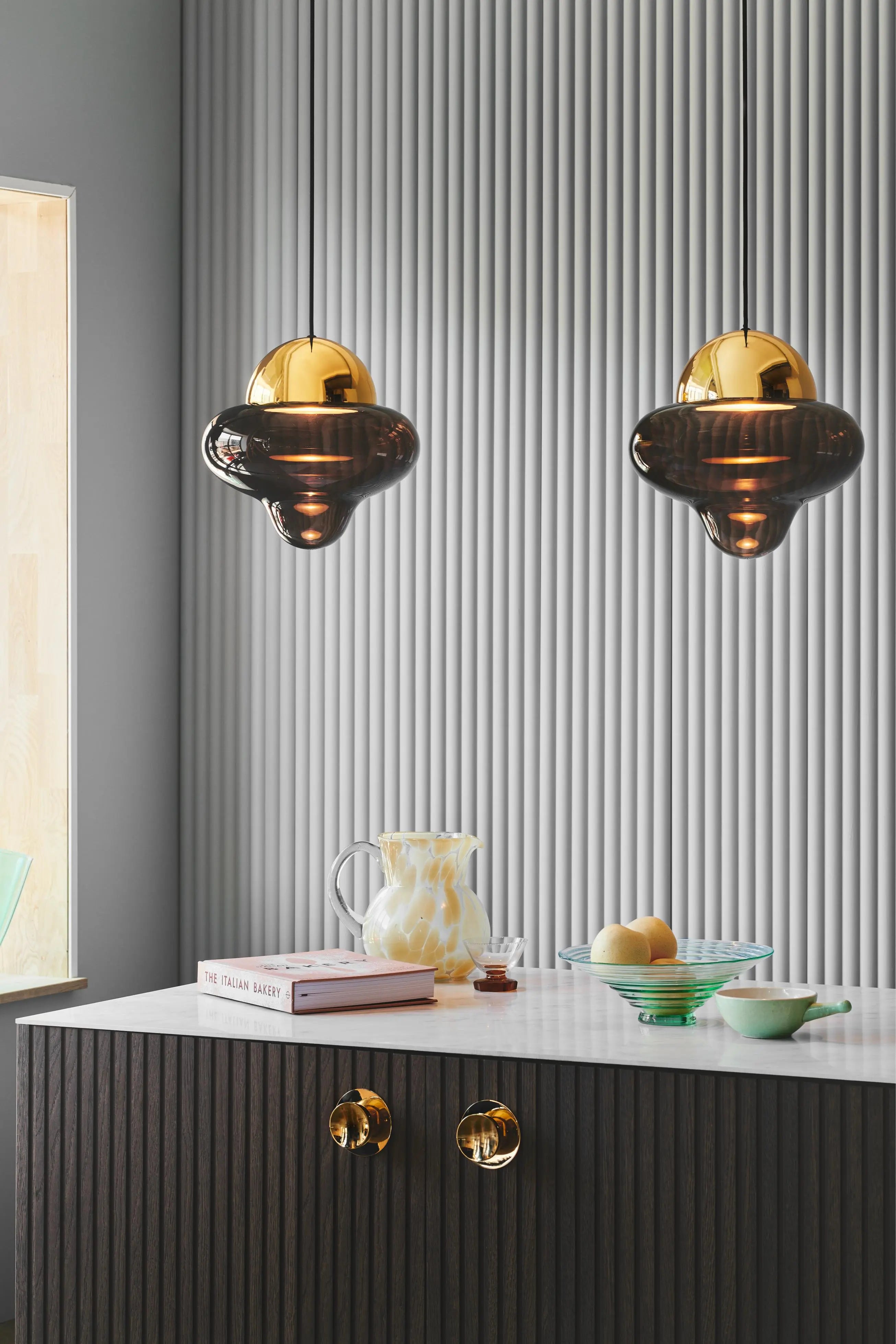 Lampa wisząca NUTTY szkło dymione ze złotym wykończeniem – metal