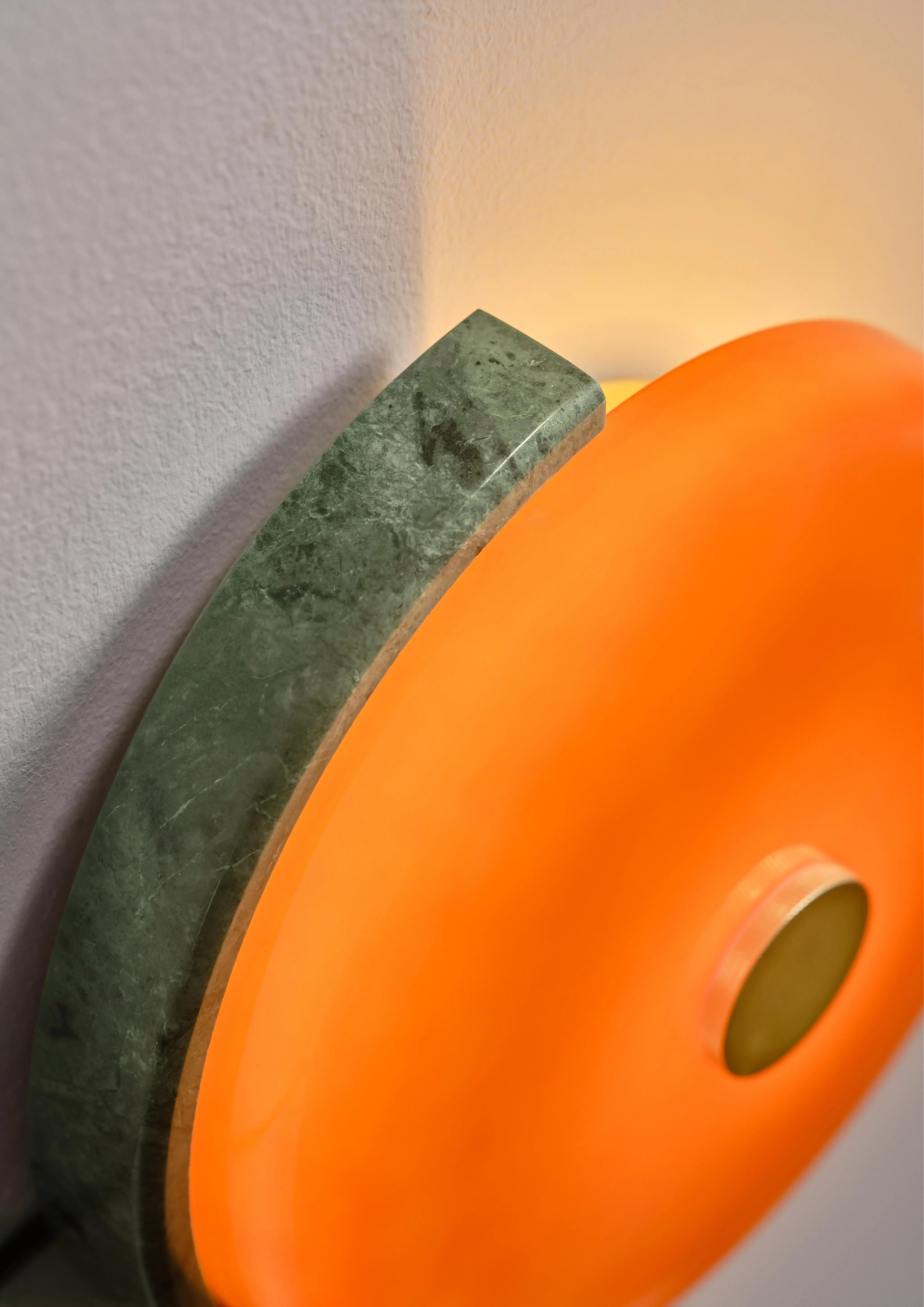 Kinkiet TRIP zielony marmur z bursztynowym szkłem – lampa ścienna