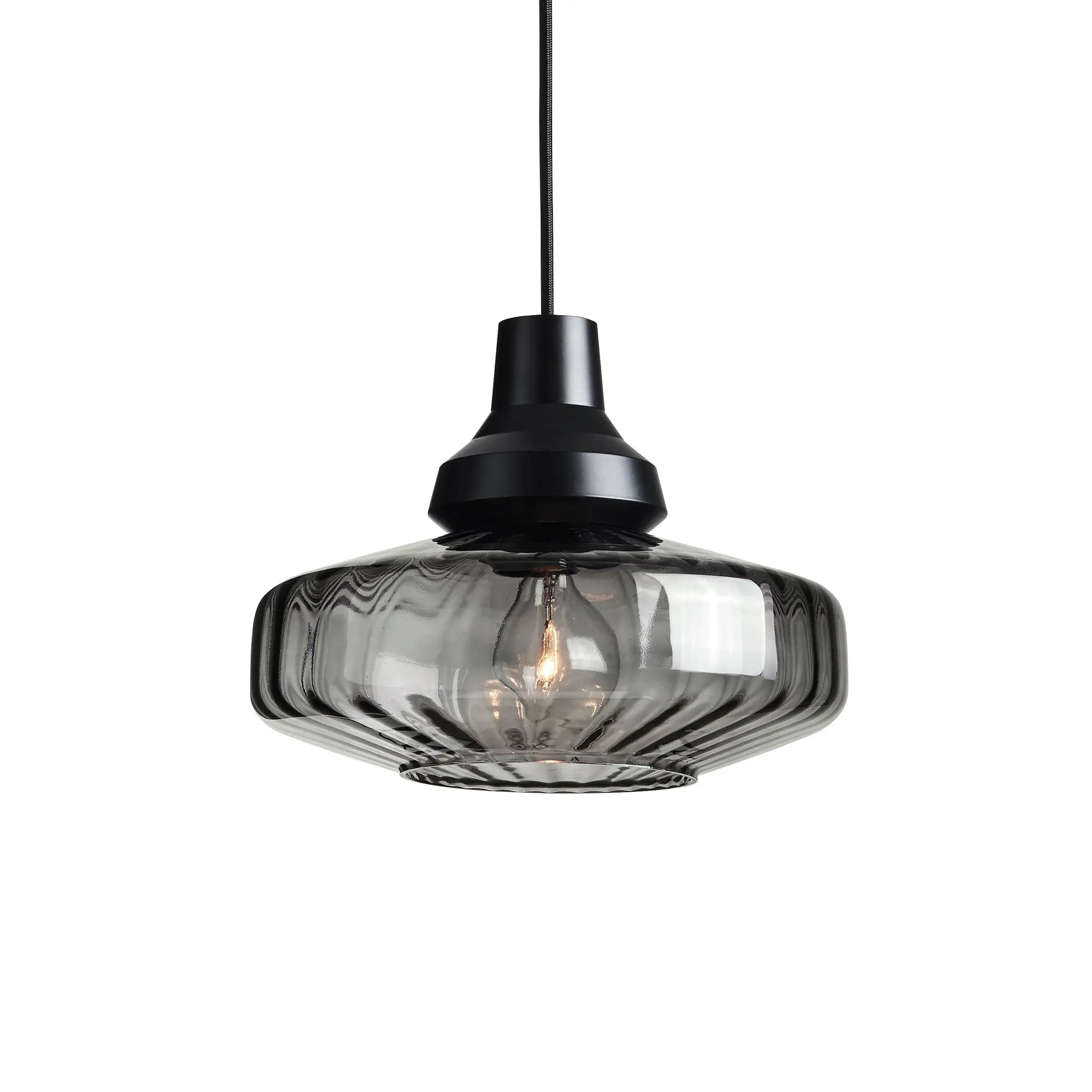 Lampa wisząca NEW WAVE OPTIC dymione szkło z czarnym wykończeniem – Design By Us