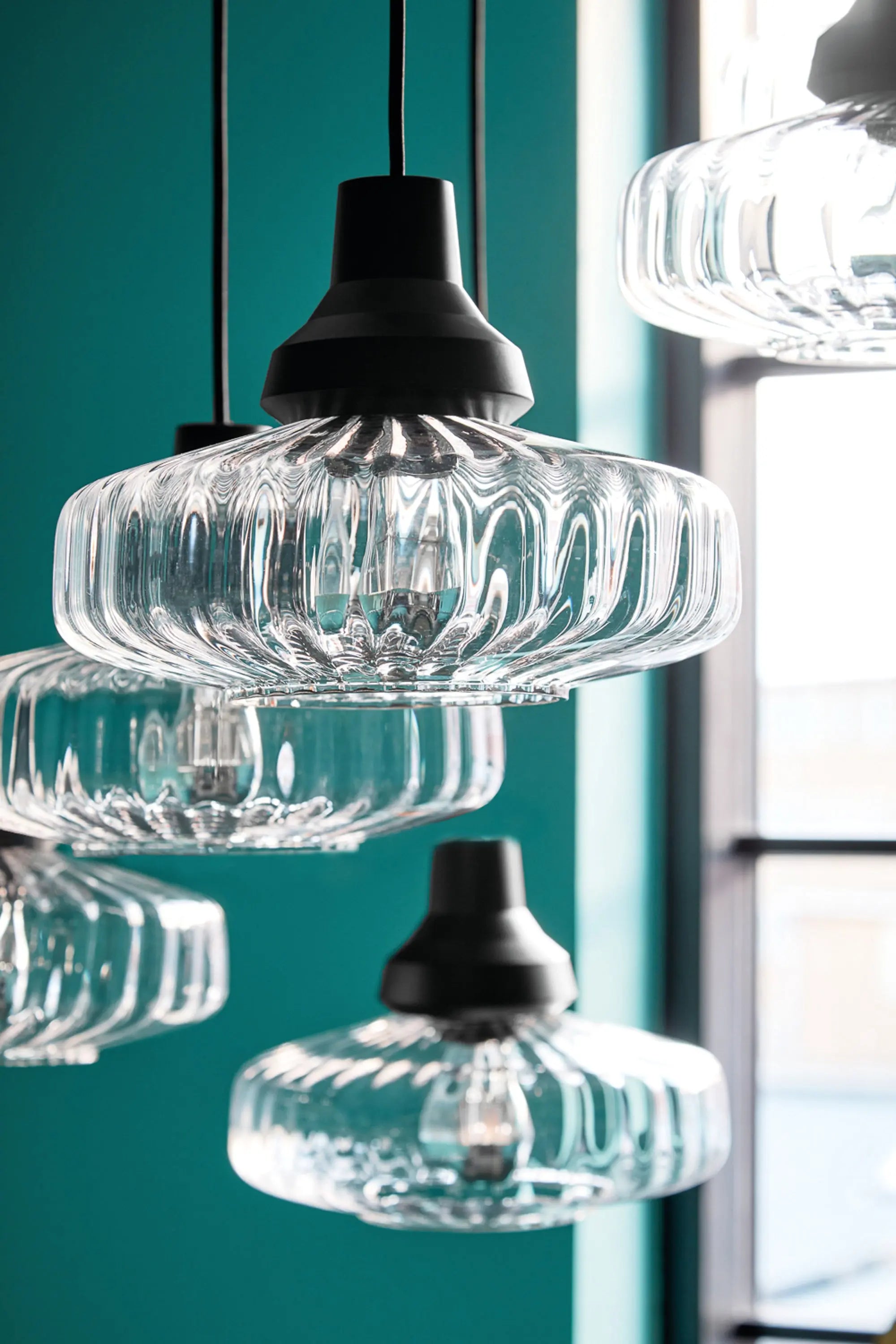 Lampa wisząca NEW WAVE OPTIC transparentne szkło z czarnym wykończeniem – styl nowoczesny