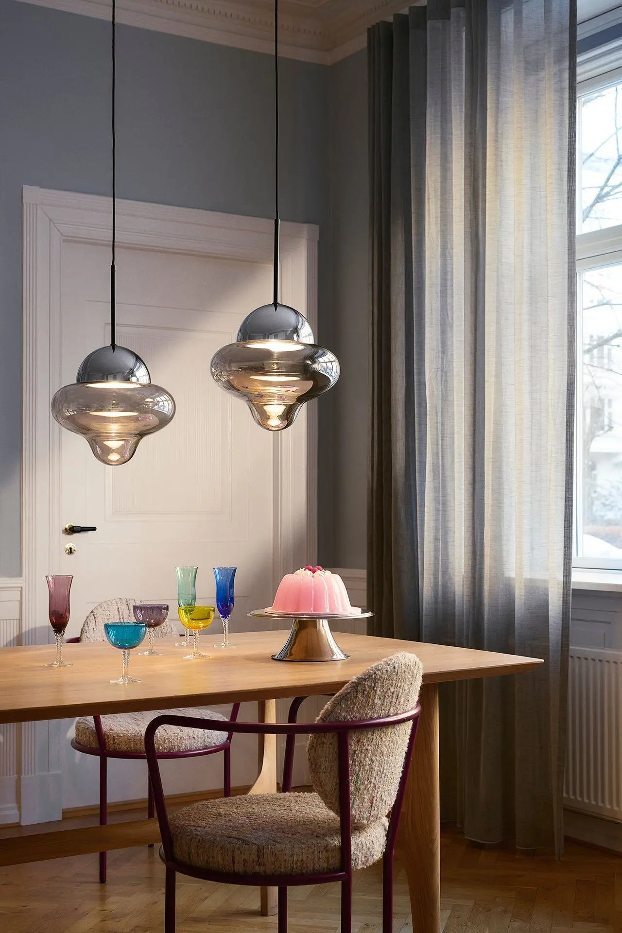 Lampa wisząca NUTTY szkło dymione ze srebrnym wykończeniem – styl skandynawski
