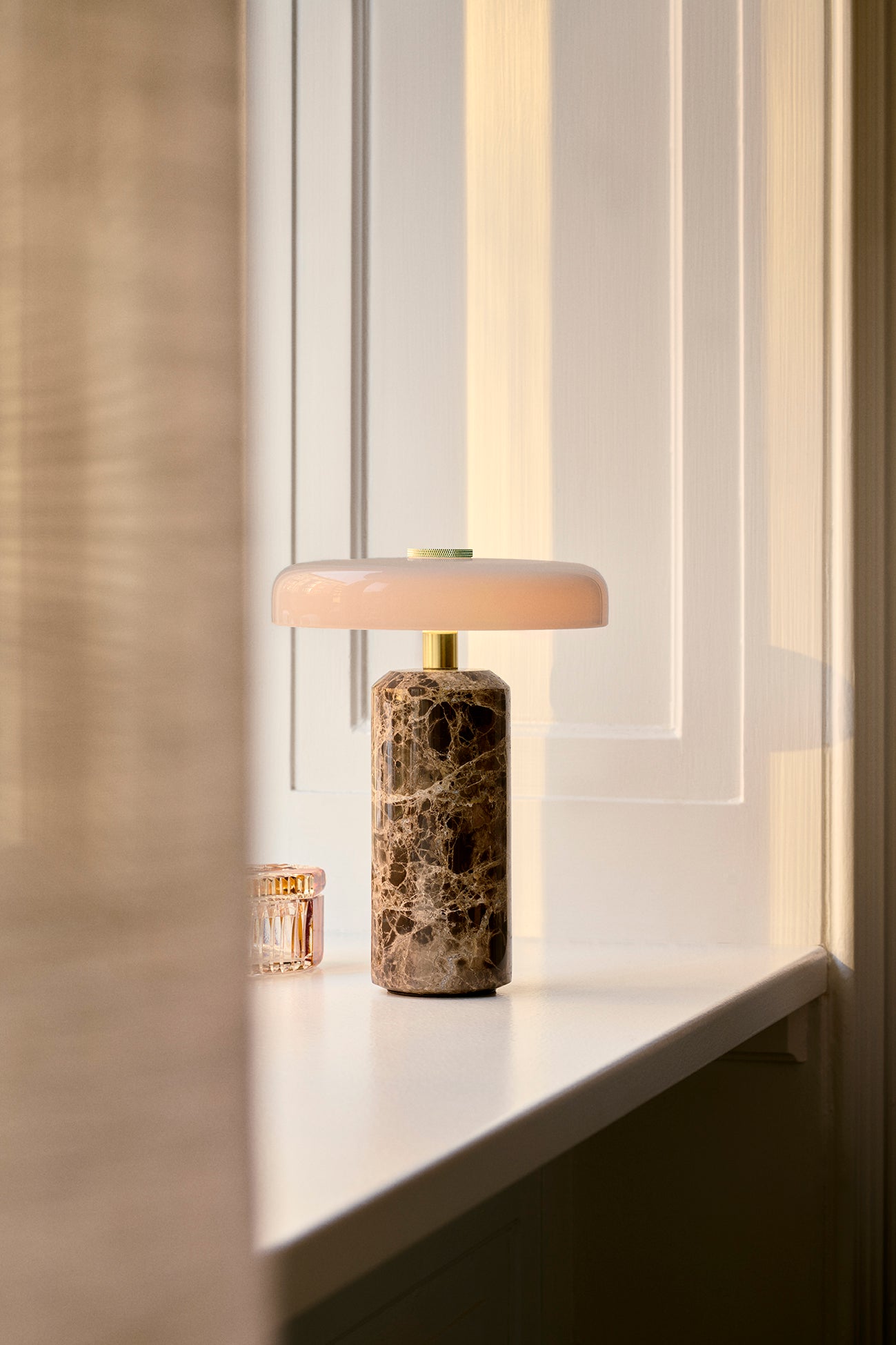 Tragbare Lampe TRIP brauner Marmor mit milchweißem Glas