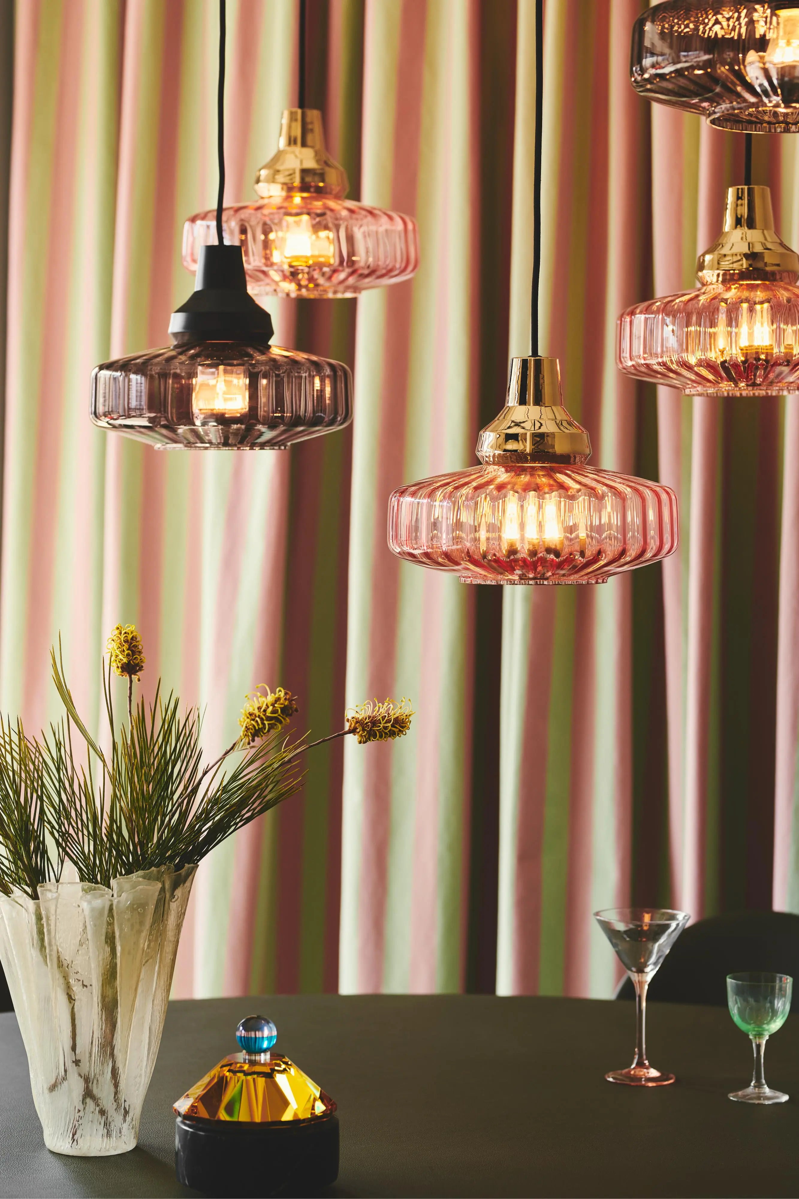 Lampa wisząca NEW WAVE OPTIC różowe szkło ze złotym wykończeniem – styl nowoczesny