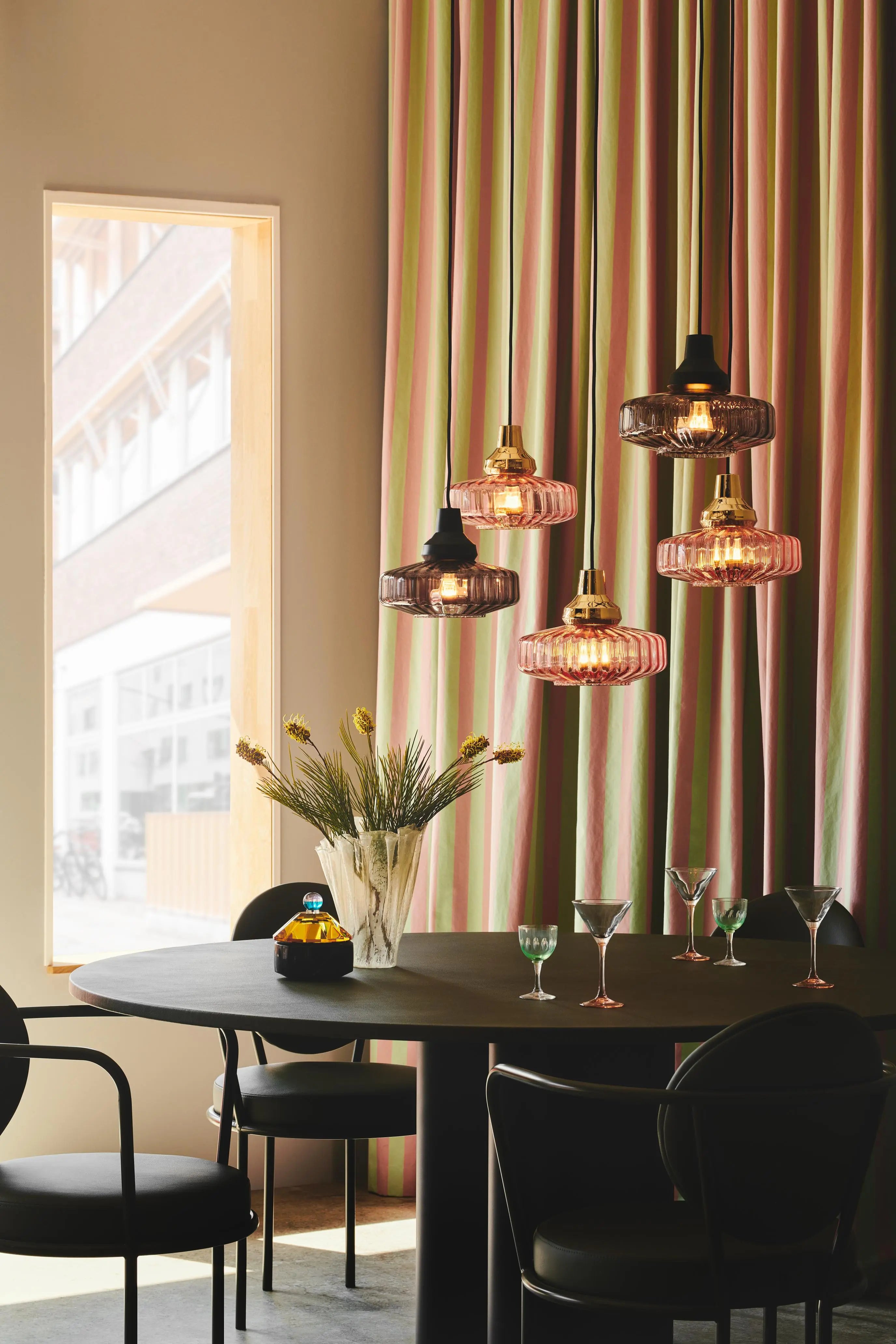 Lampa wisząca NEW WAVE OPTIC różowe szkło ze złotym wykończeniem – styl nowoczesny