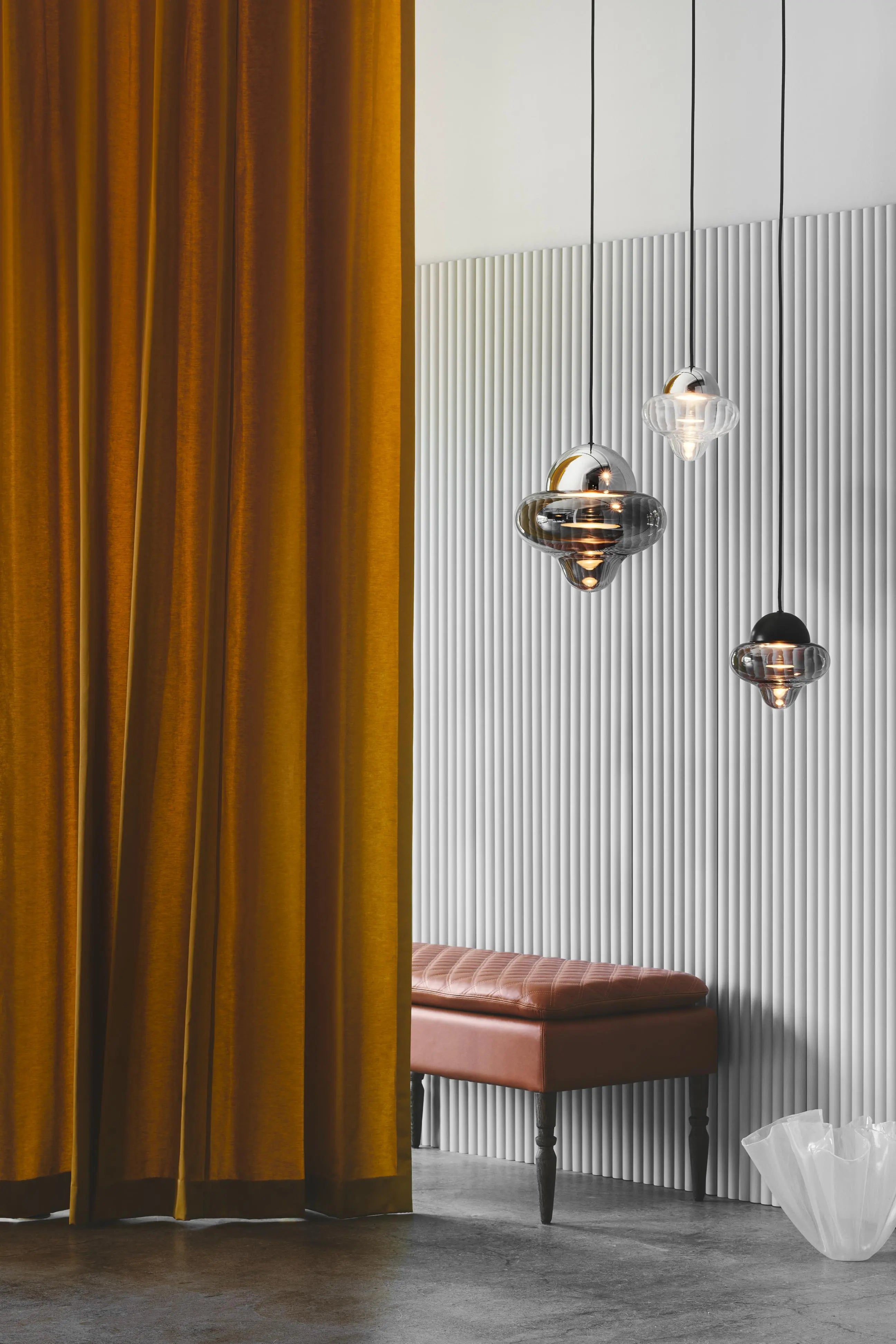 Lampa wisząca NUTTY szkło dymione ze srebrnym wykończeniem – metal, Design By Us