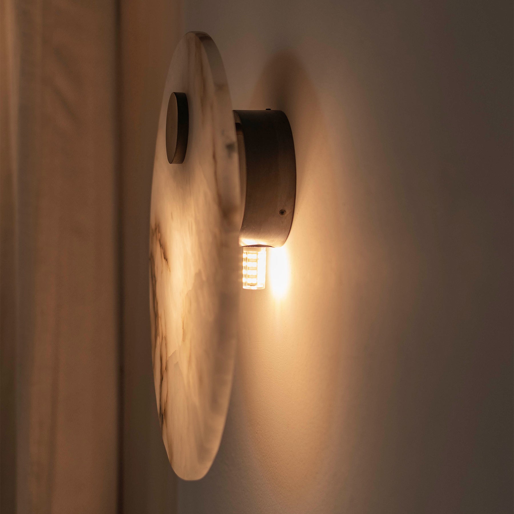 Alabaster Wall Lamp EOS Brass