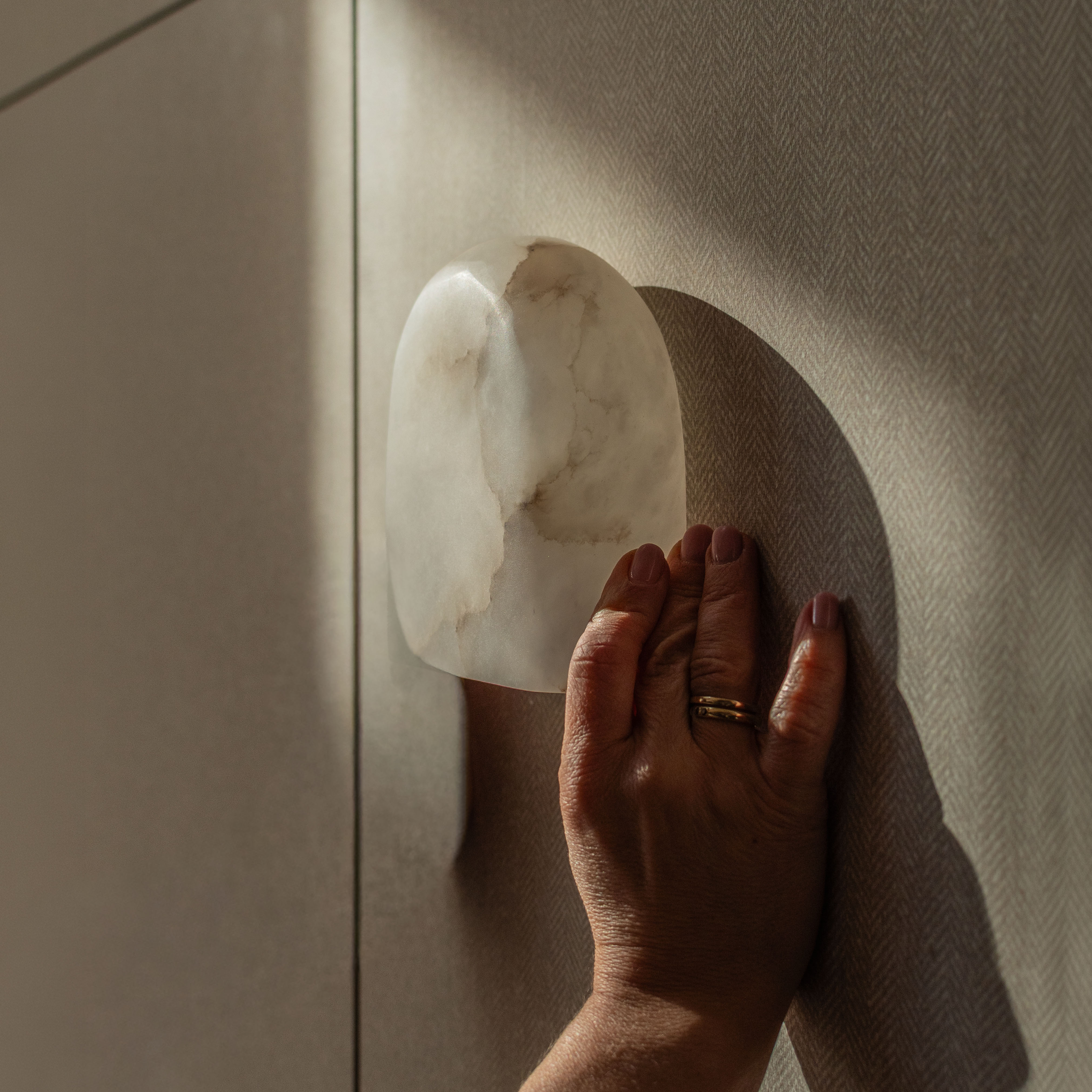 TAYGETA Alabaster Wall Sconce with Patterned Finish