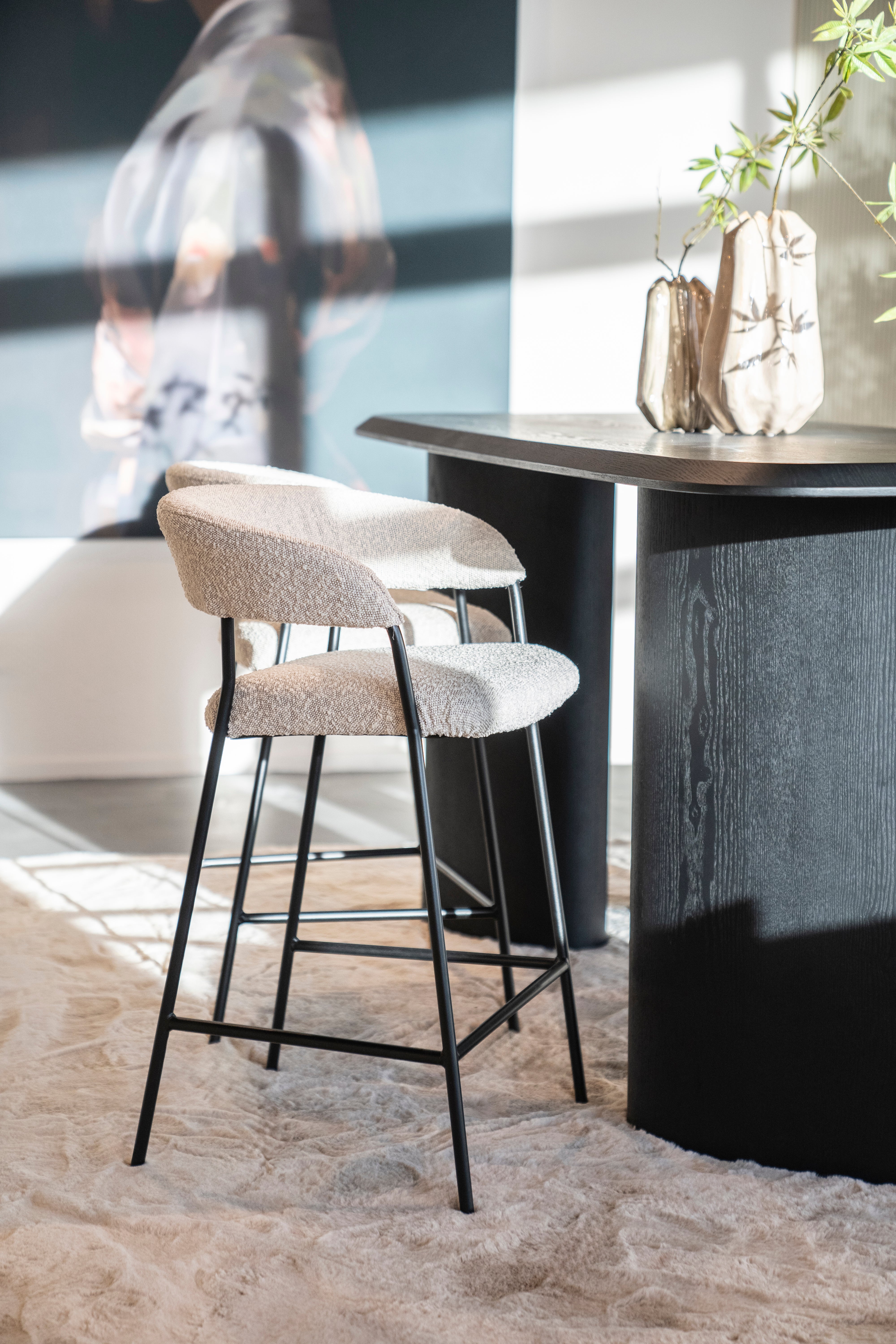 Hocker LUKA beige mit schwarzem Fuß