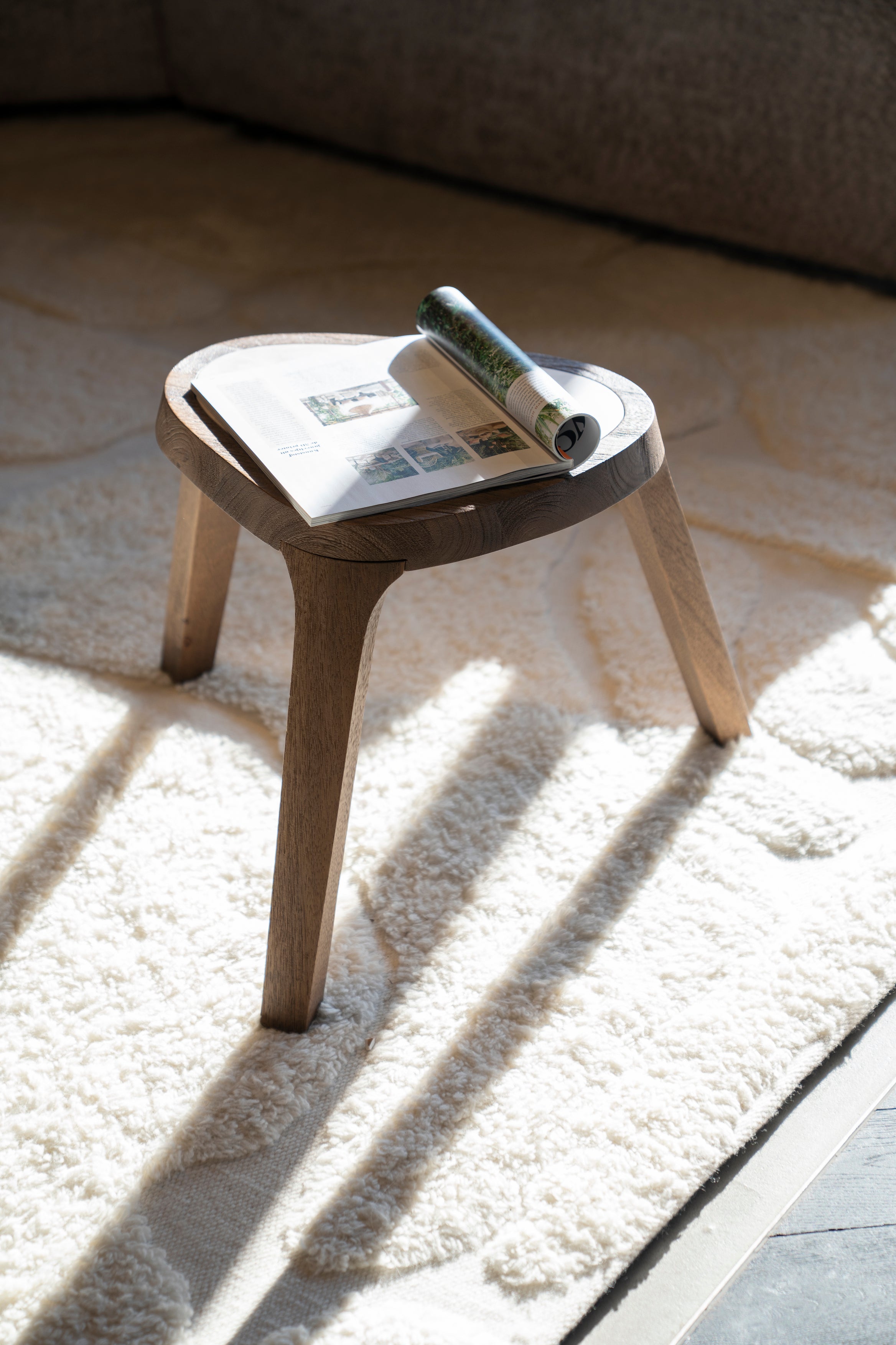 Stolik boczny FRED kremowy marmur z drewnianą podstawą