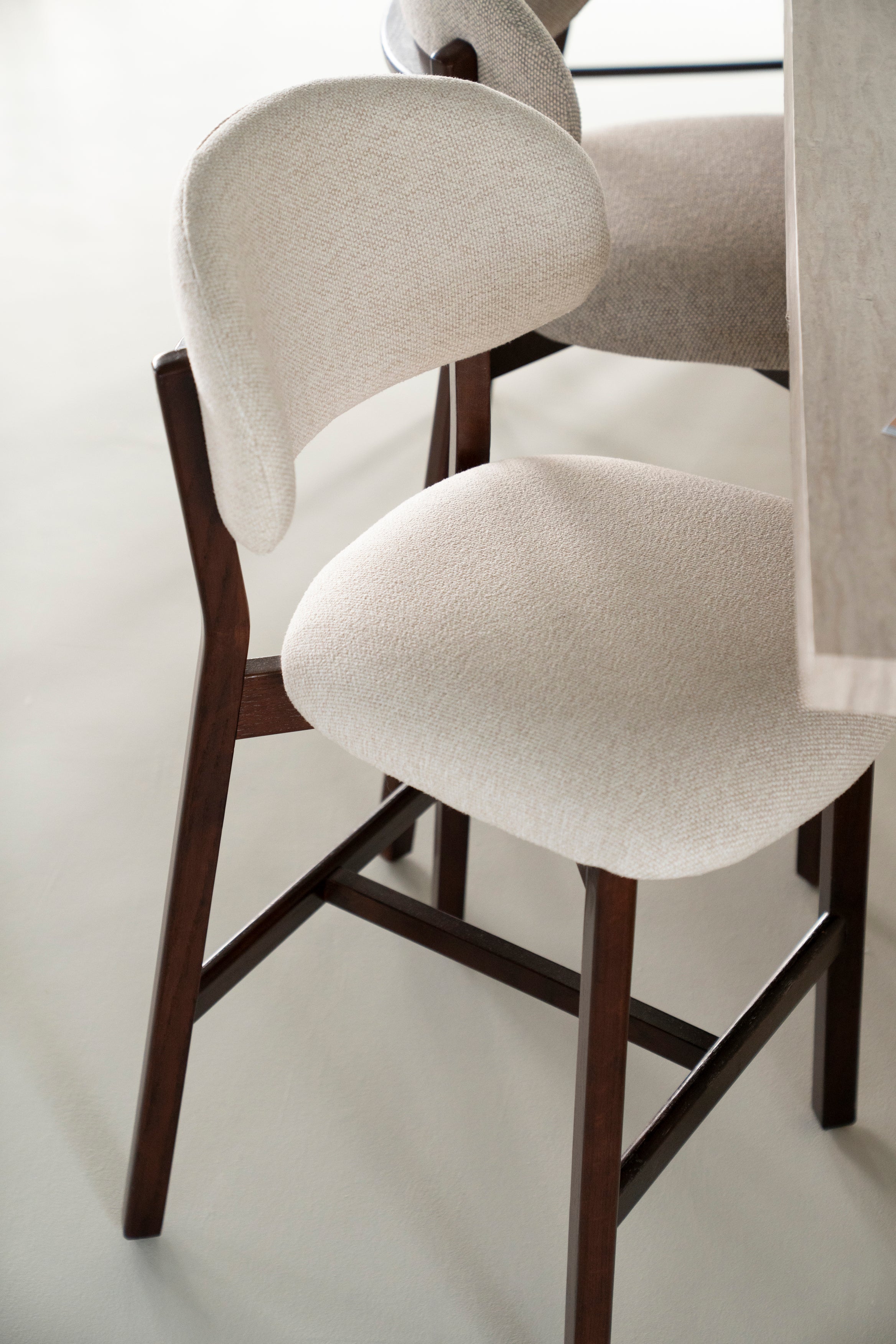 Hocker MIKKY beige mit Eichenbasis