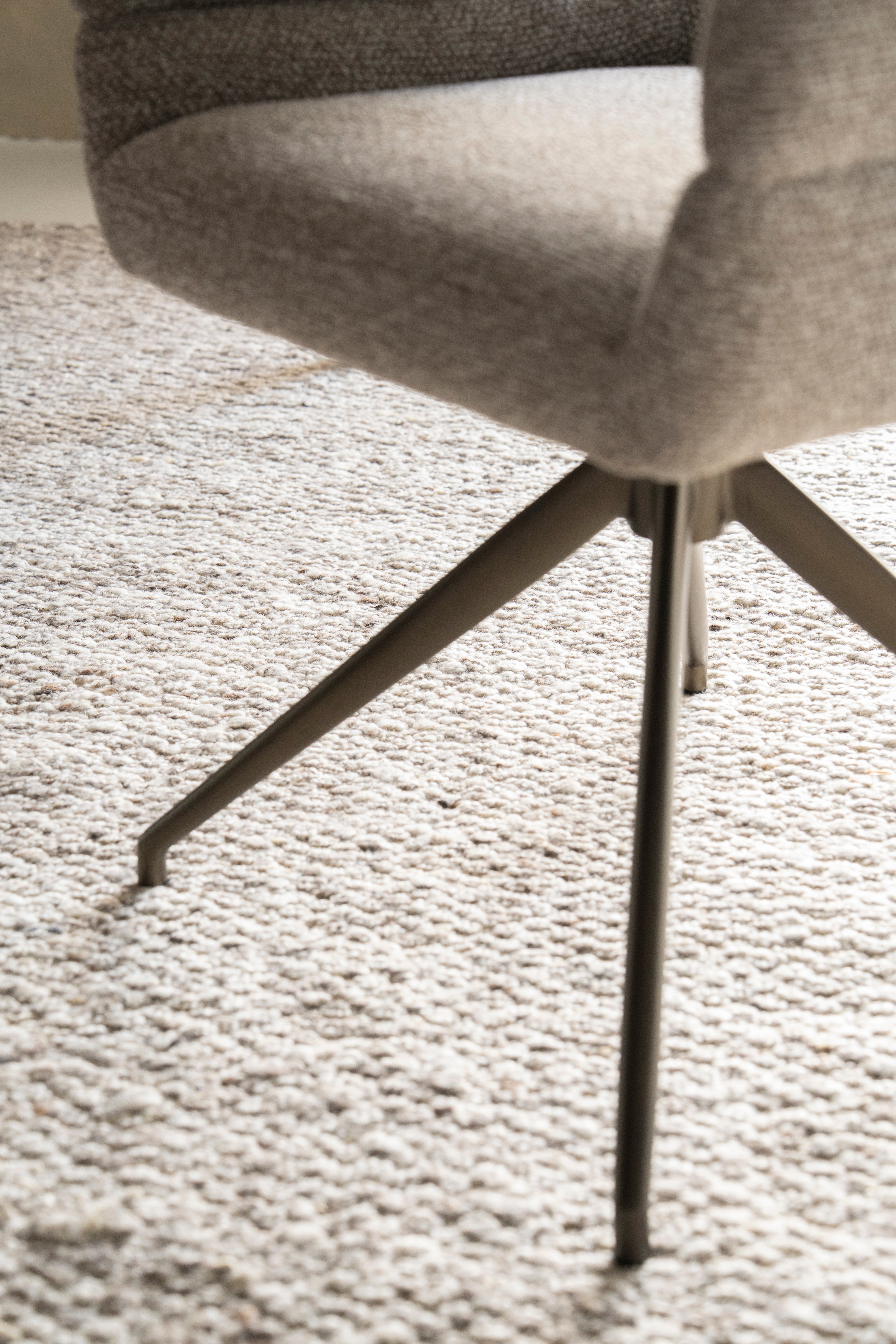 Drehstuhl HAILEY taupe mit dunkelbraunem Fußteil