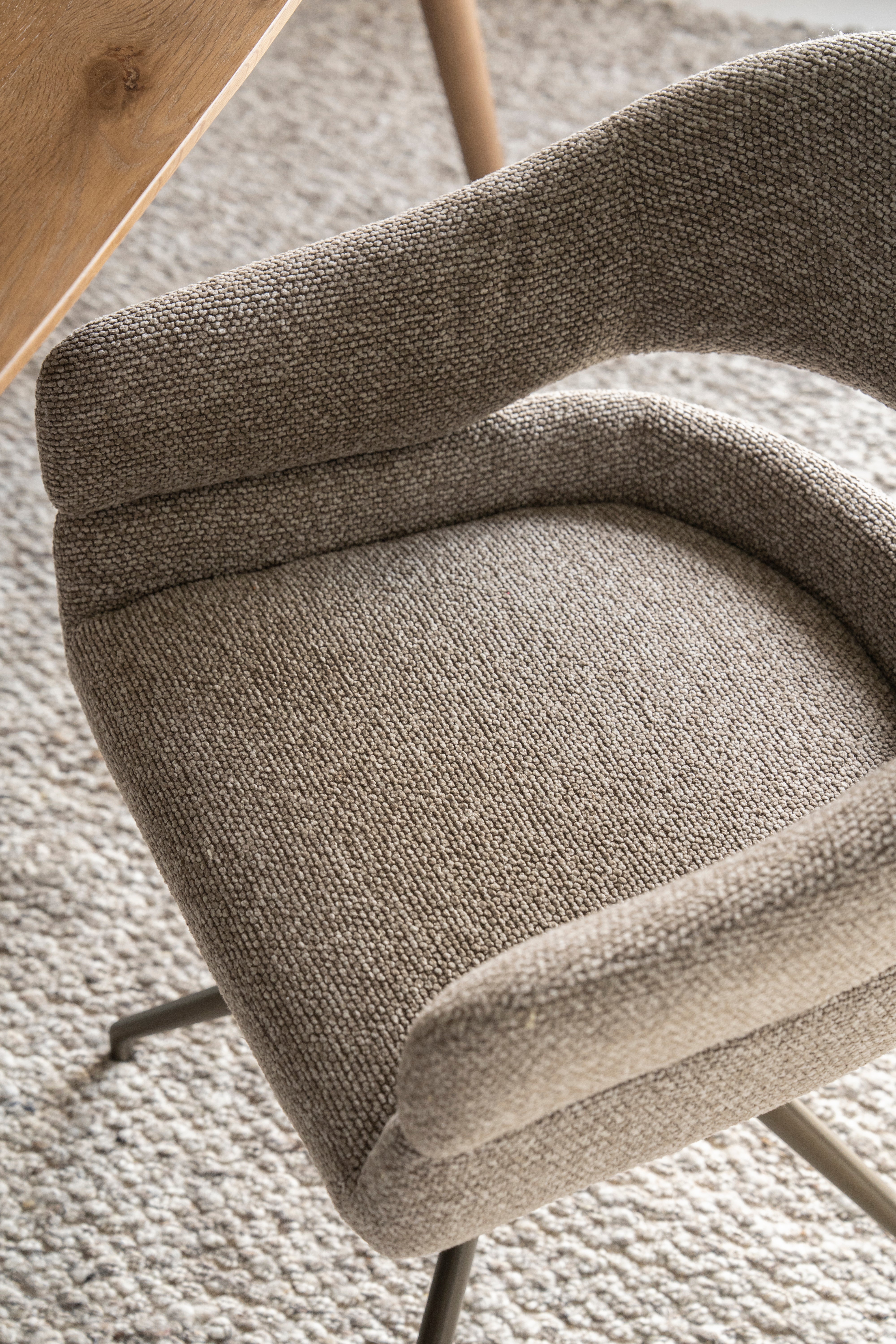 Drehstuhl HAILEY taupe mit dunkelbraunem Fußteil