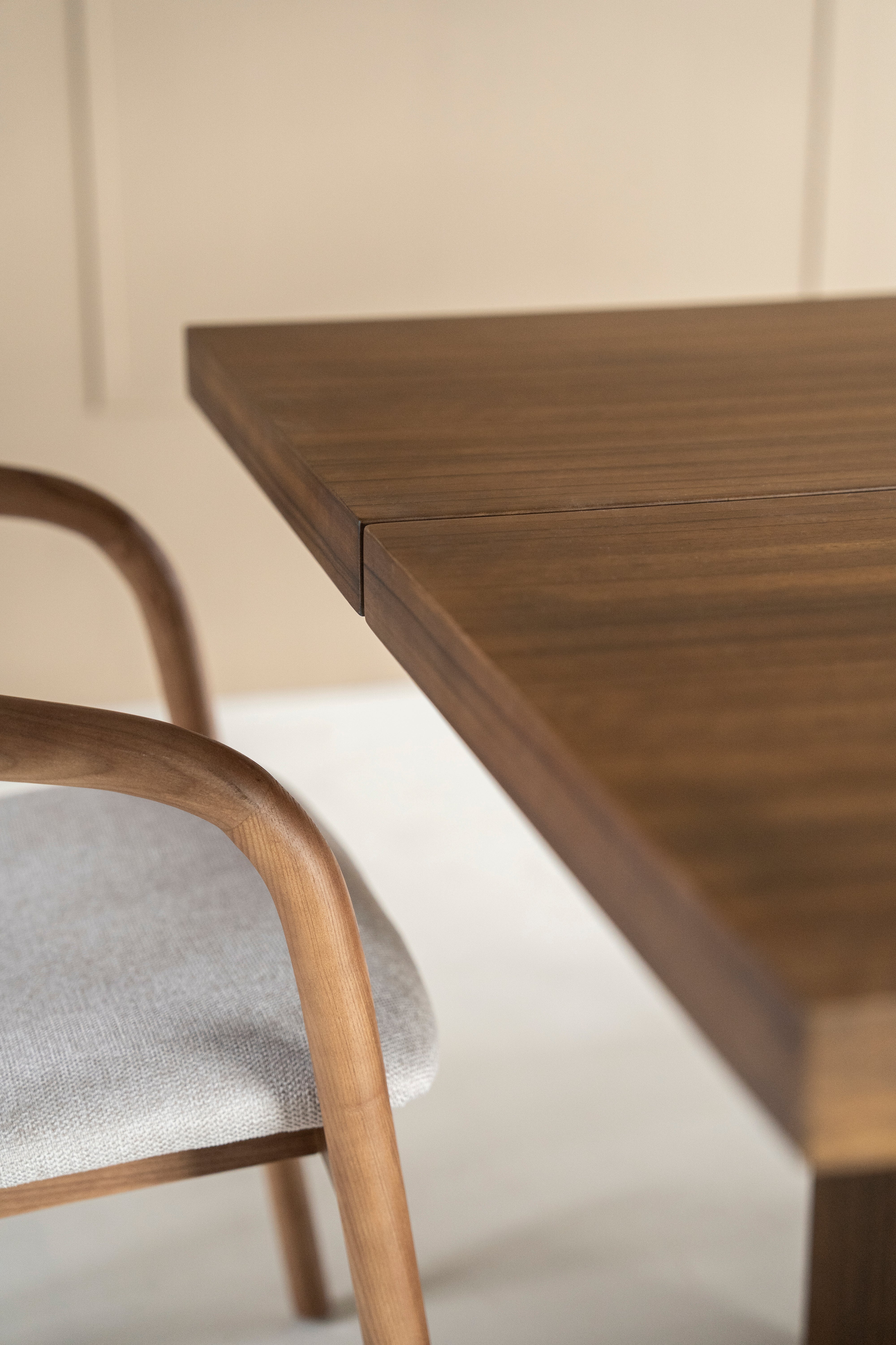 LIRA table in walnut veneer