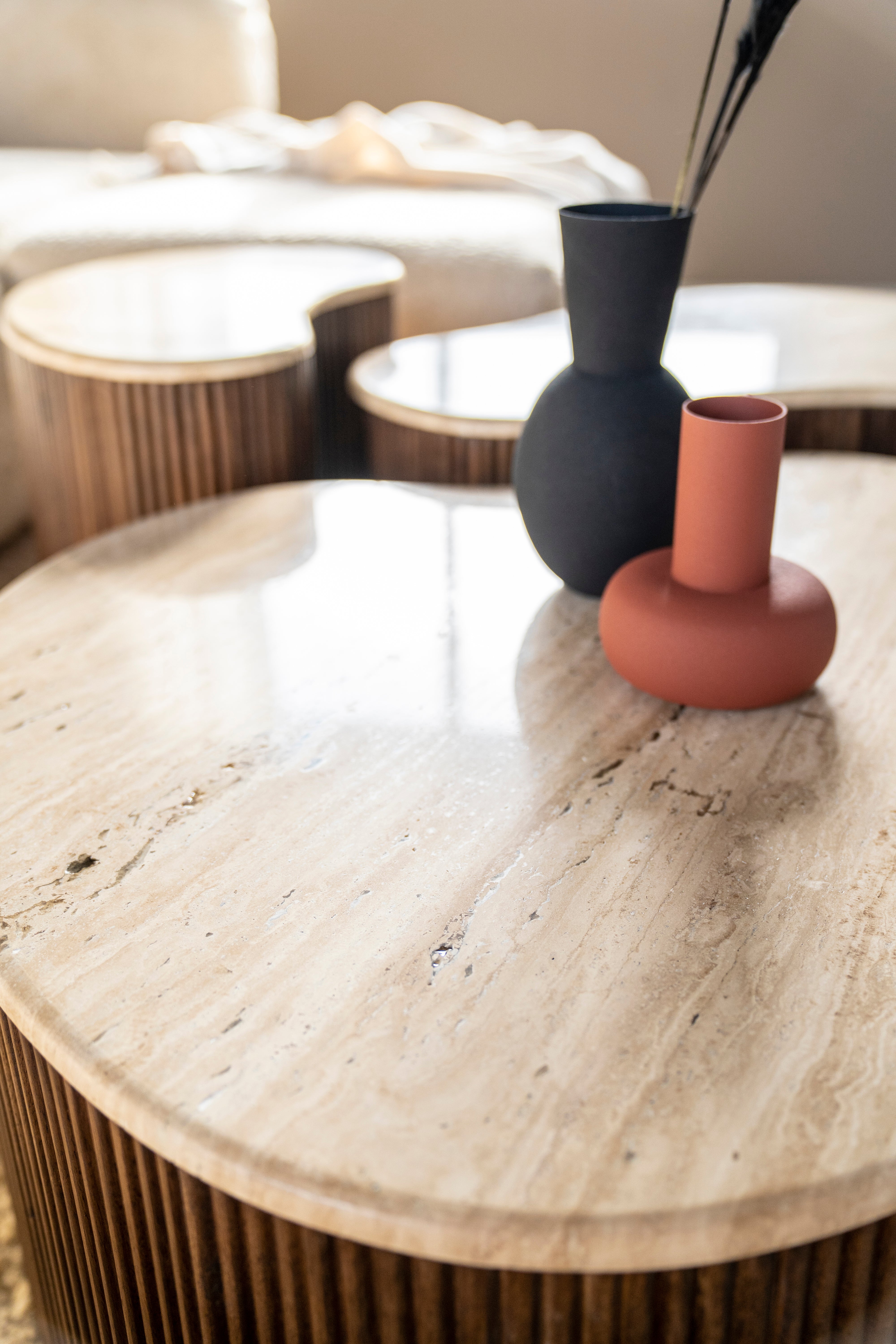 Couchtisch MARI aus Mangoholz mit Tischplatte aus Travertin