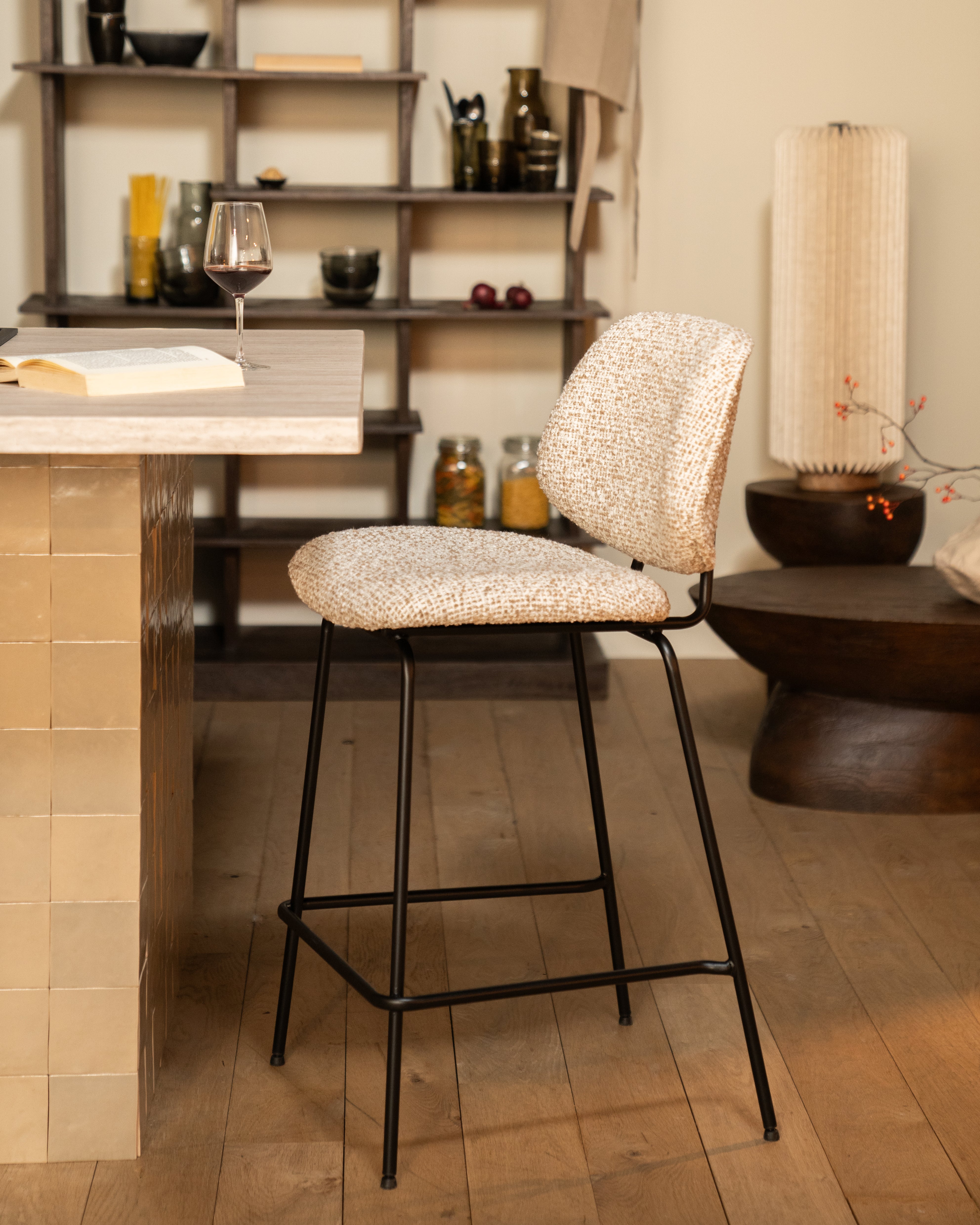 Hocker JON beige mit schwarzem Fuß