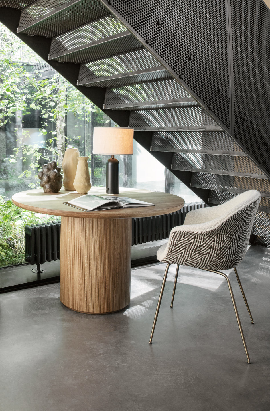 Runder Tisch MOON schwarz Eichenfurnier und Marmor