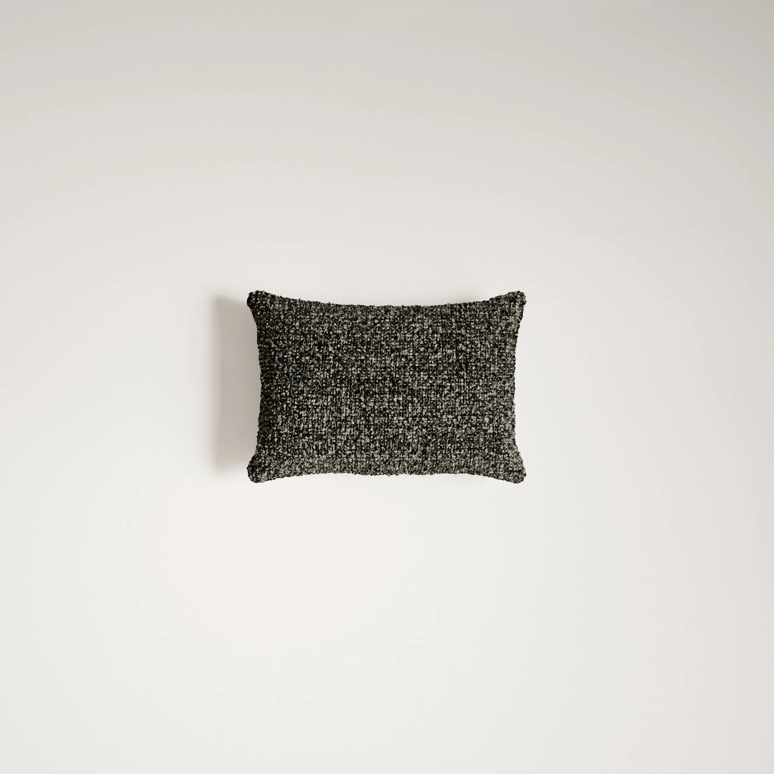 Poduszka DECORATIVE zielono-szary – tkanina bouclé