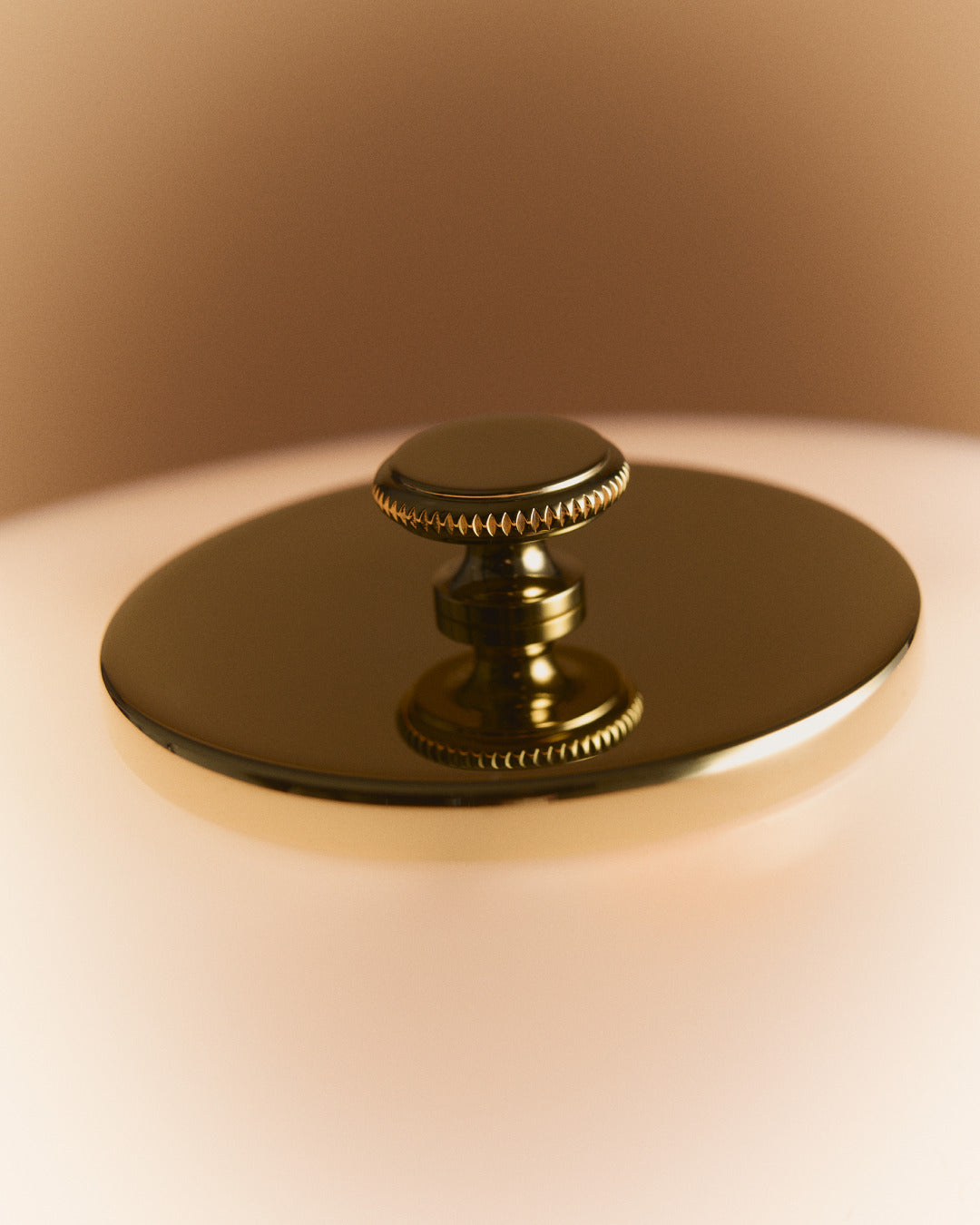 Tragbare Lampe PH 2/1 weiß mit messingfarbenem Fuß