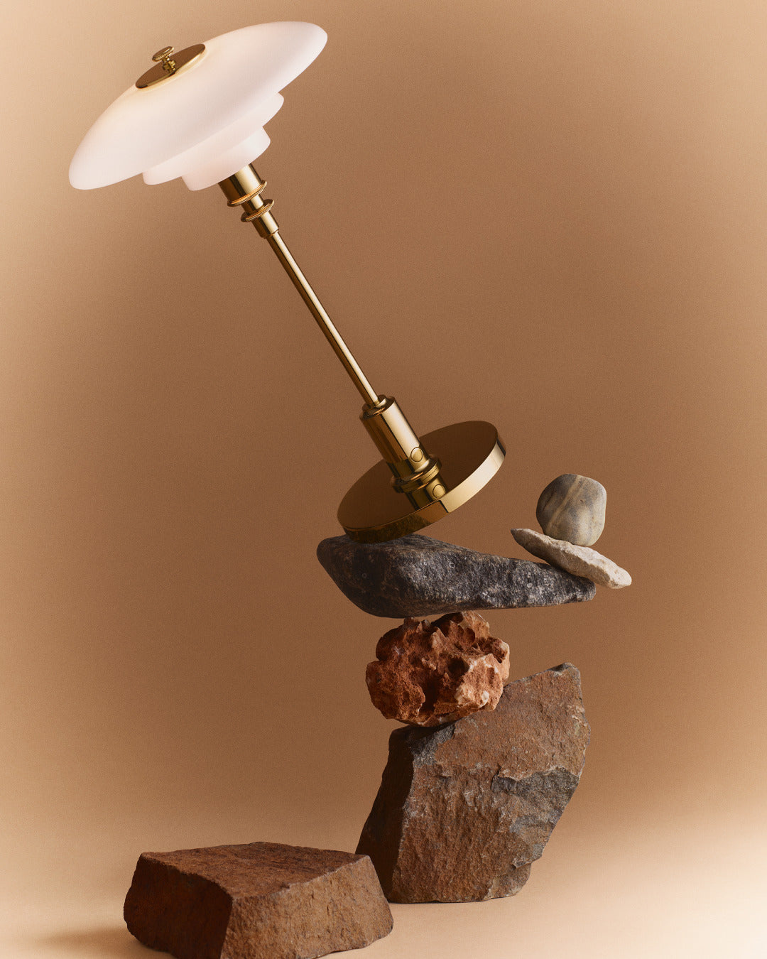Tragbare Lampe PH 2/1 weiß mit messingfarbenem Fuß
