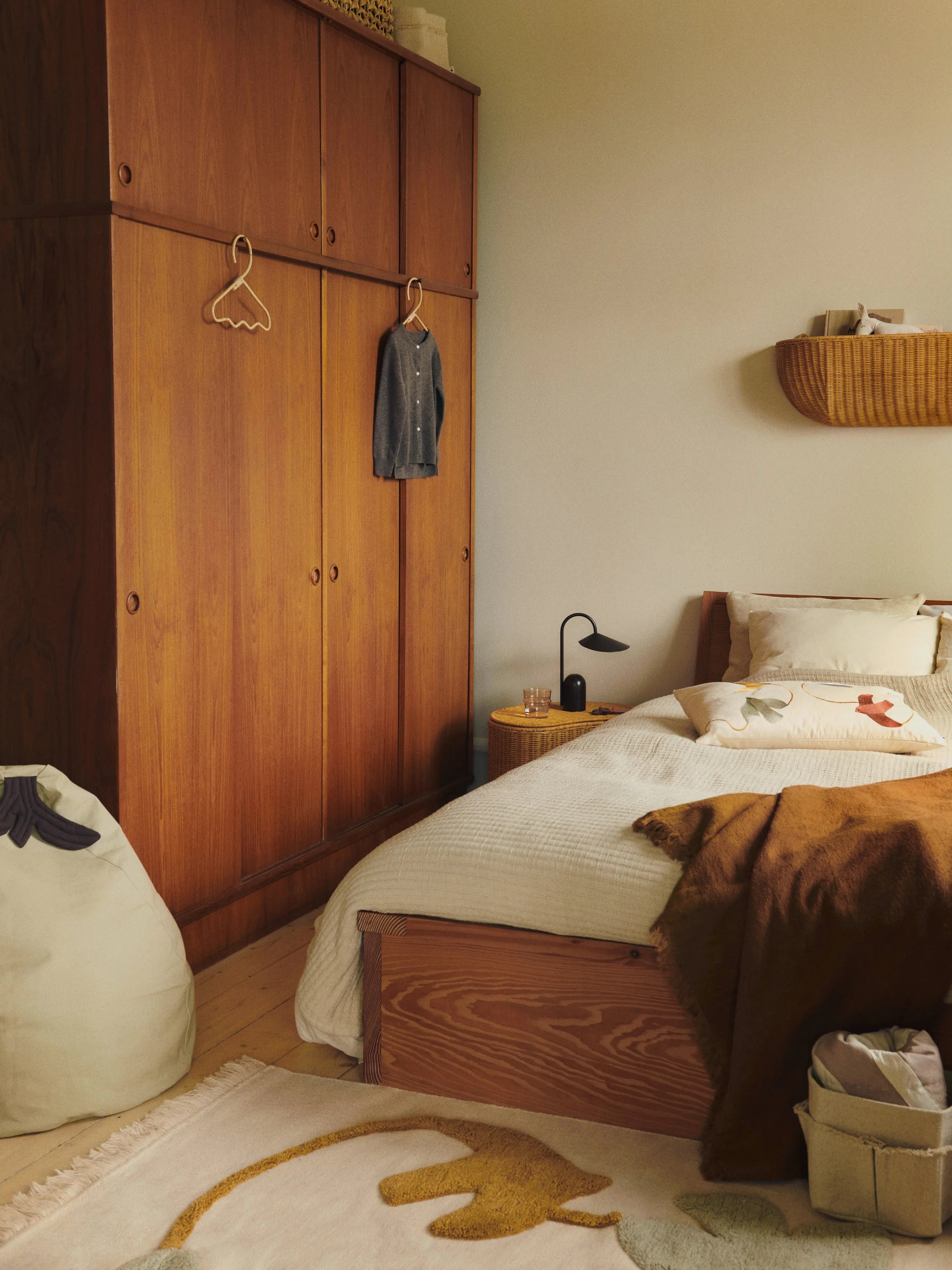 Poduszka SWIF BIRD kremowy, marka ferm LIVING