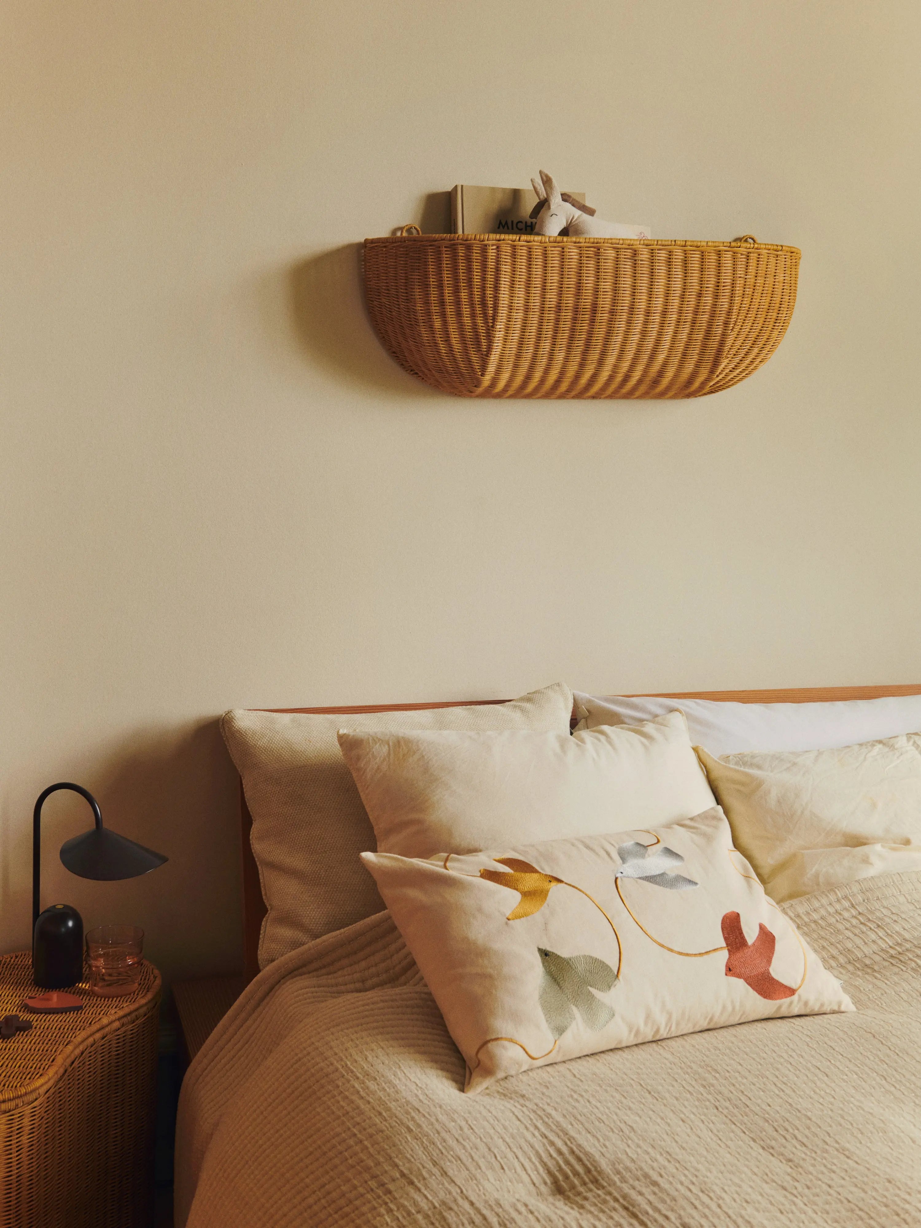 Poduszka SWIF BIRD kremowy – ferm LIVING