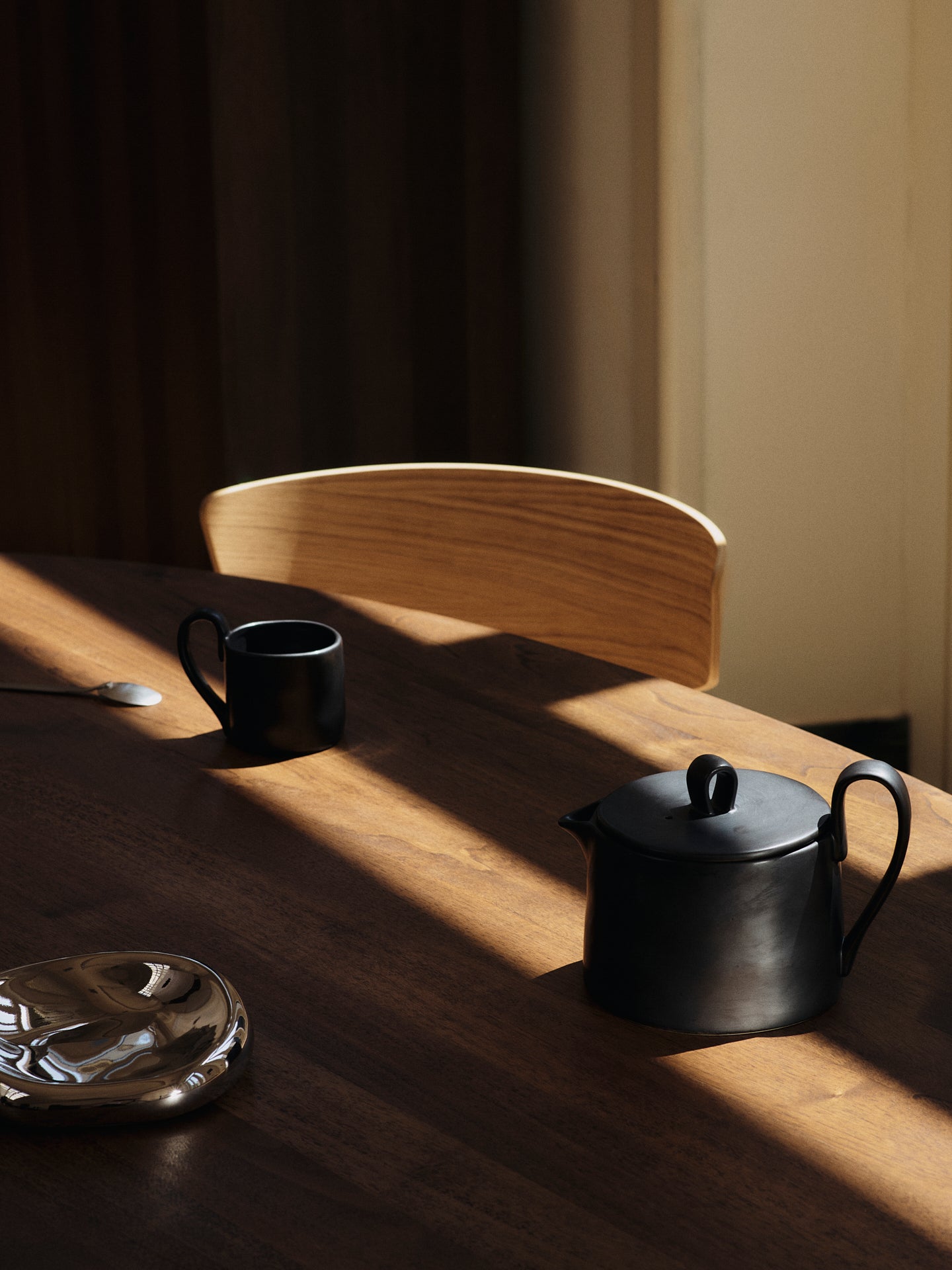 FLOW black jug with lid