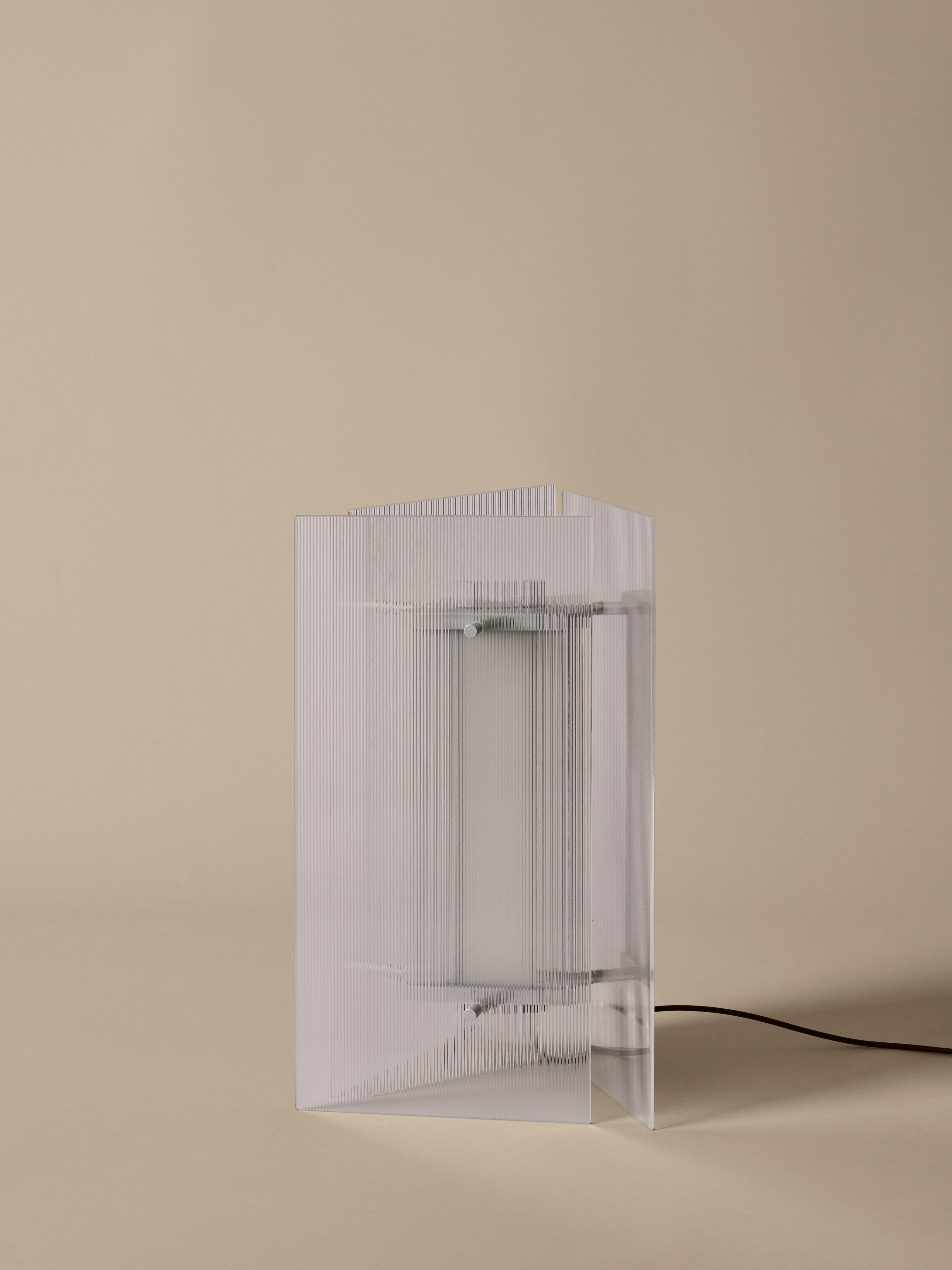 Tischlampe OESTE mit geriffeltem Glas