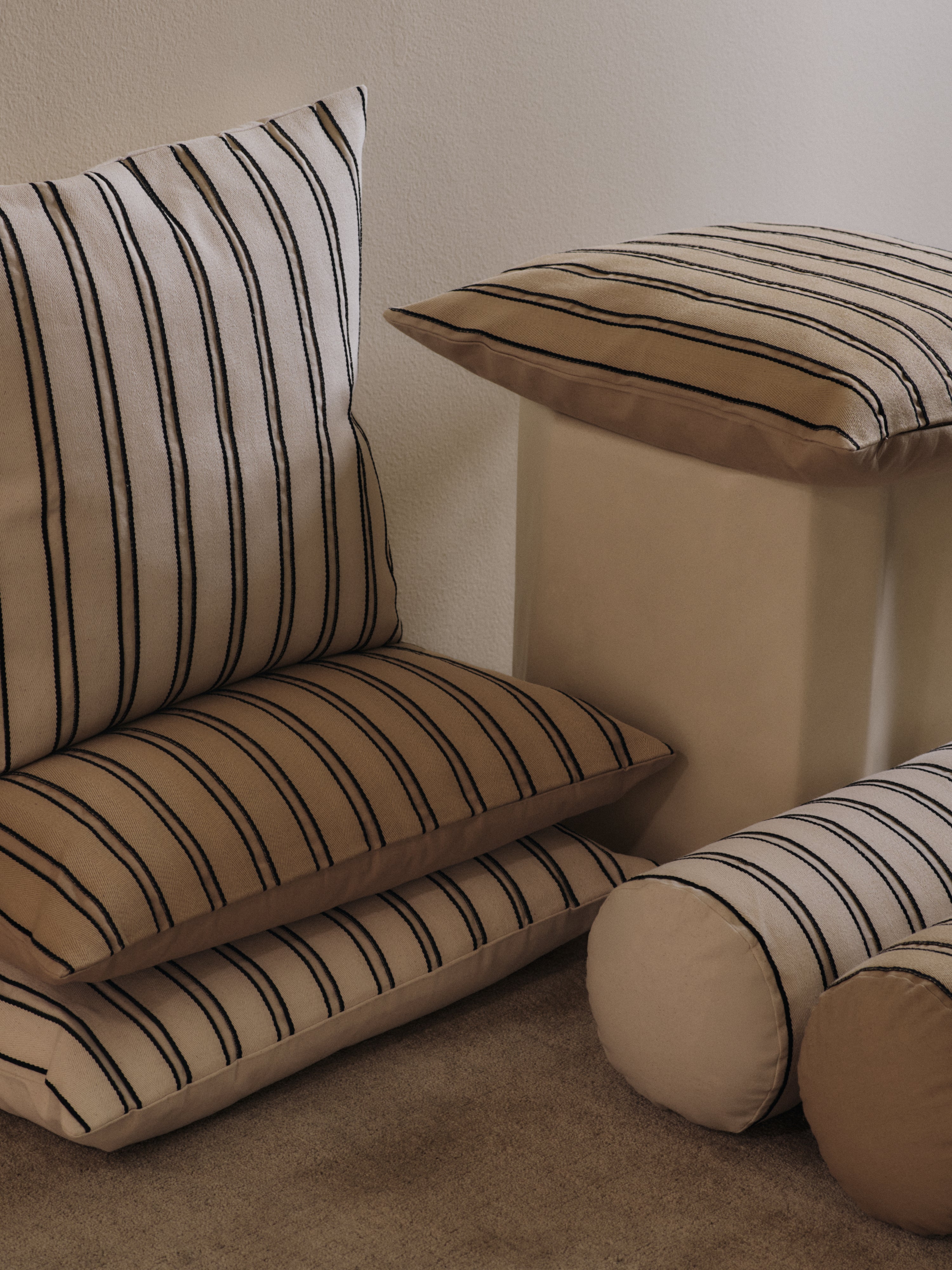 TWILL pillow broken white with black
