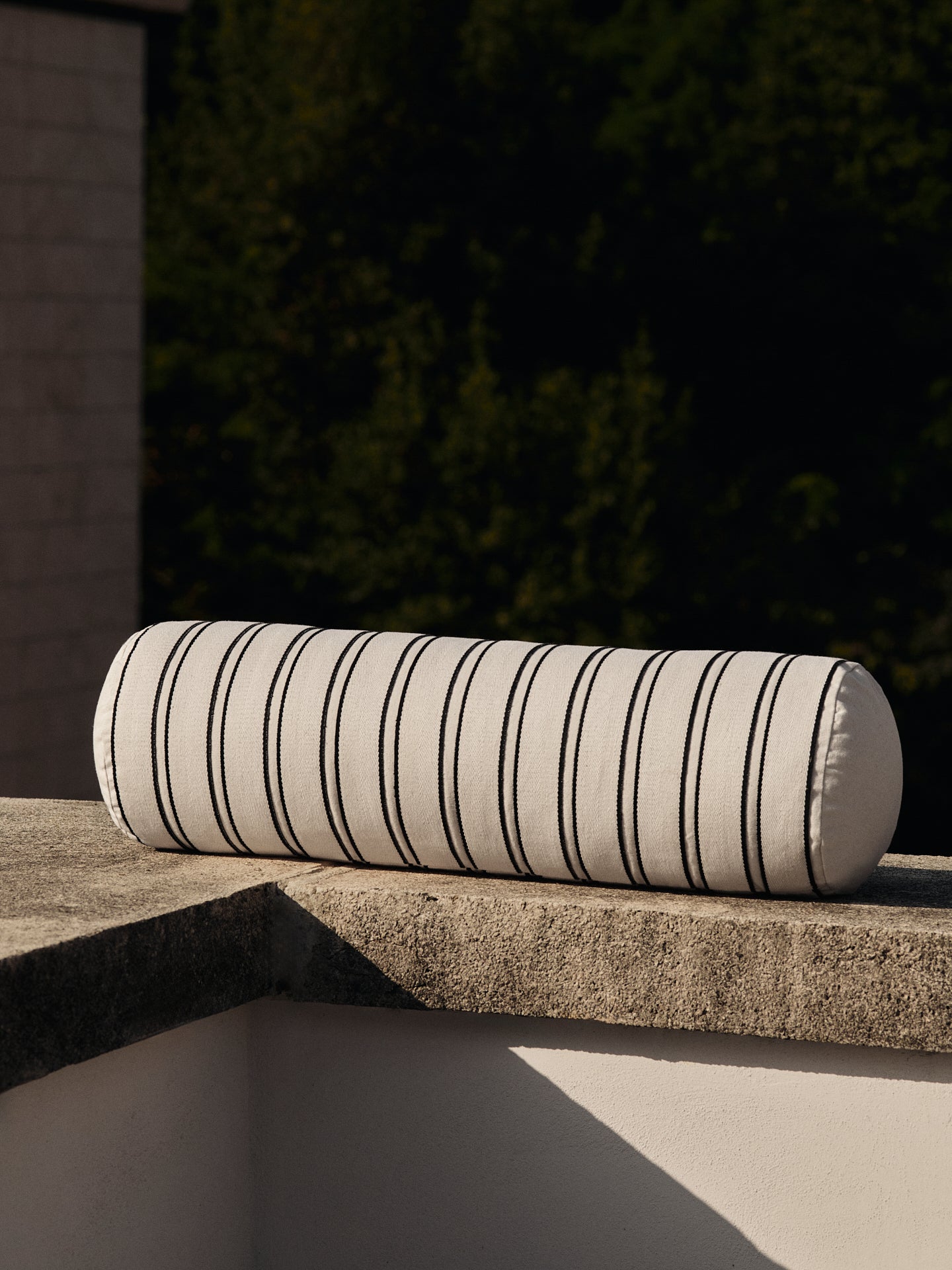 TWILL pillow broken white with black